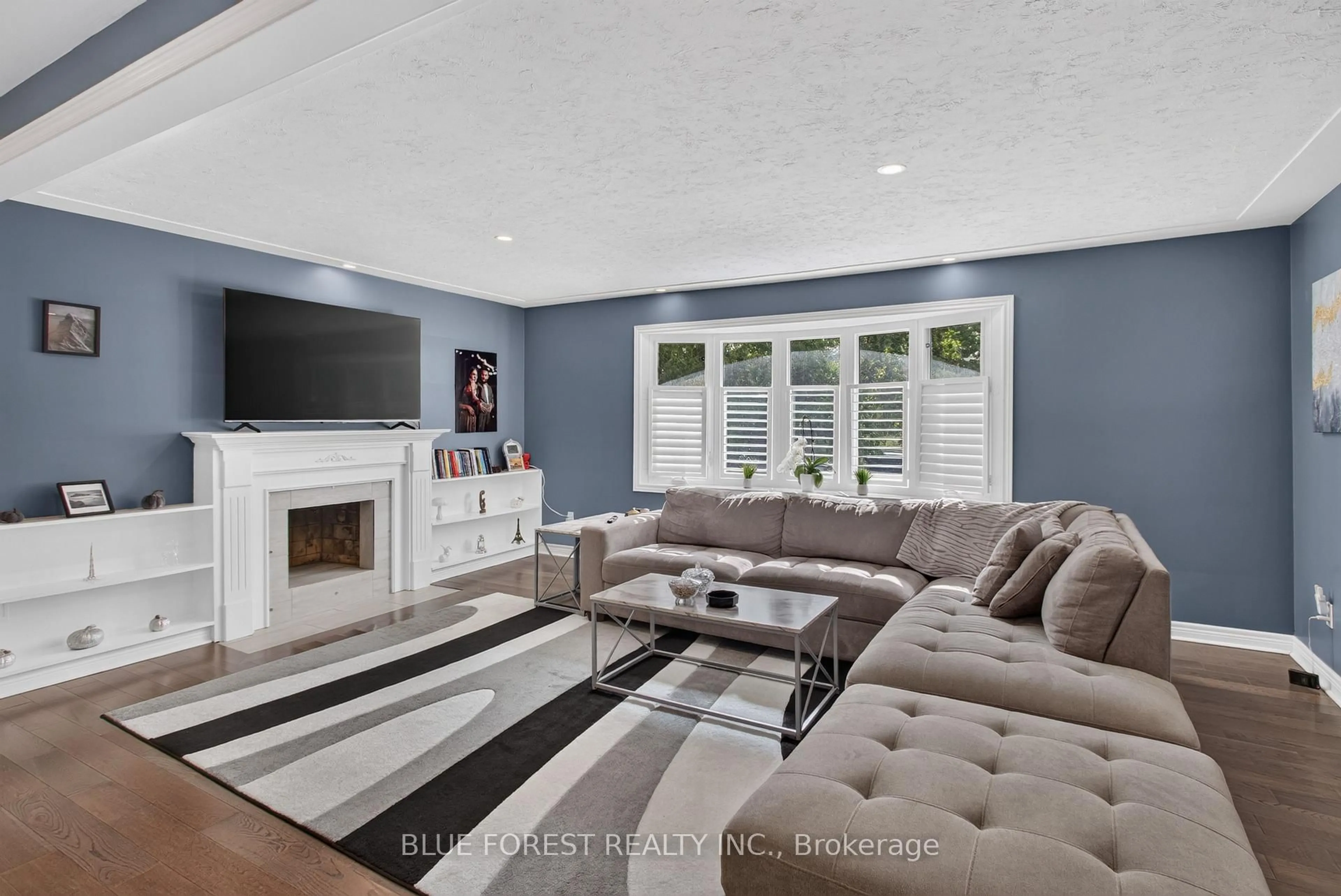 Living room with furniture, ceramic/tile floor for 102 ODESSA Ave, London South Ontario N6J 2Z8