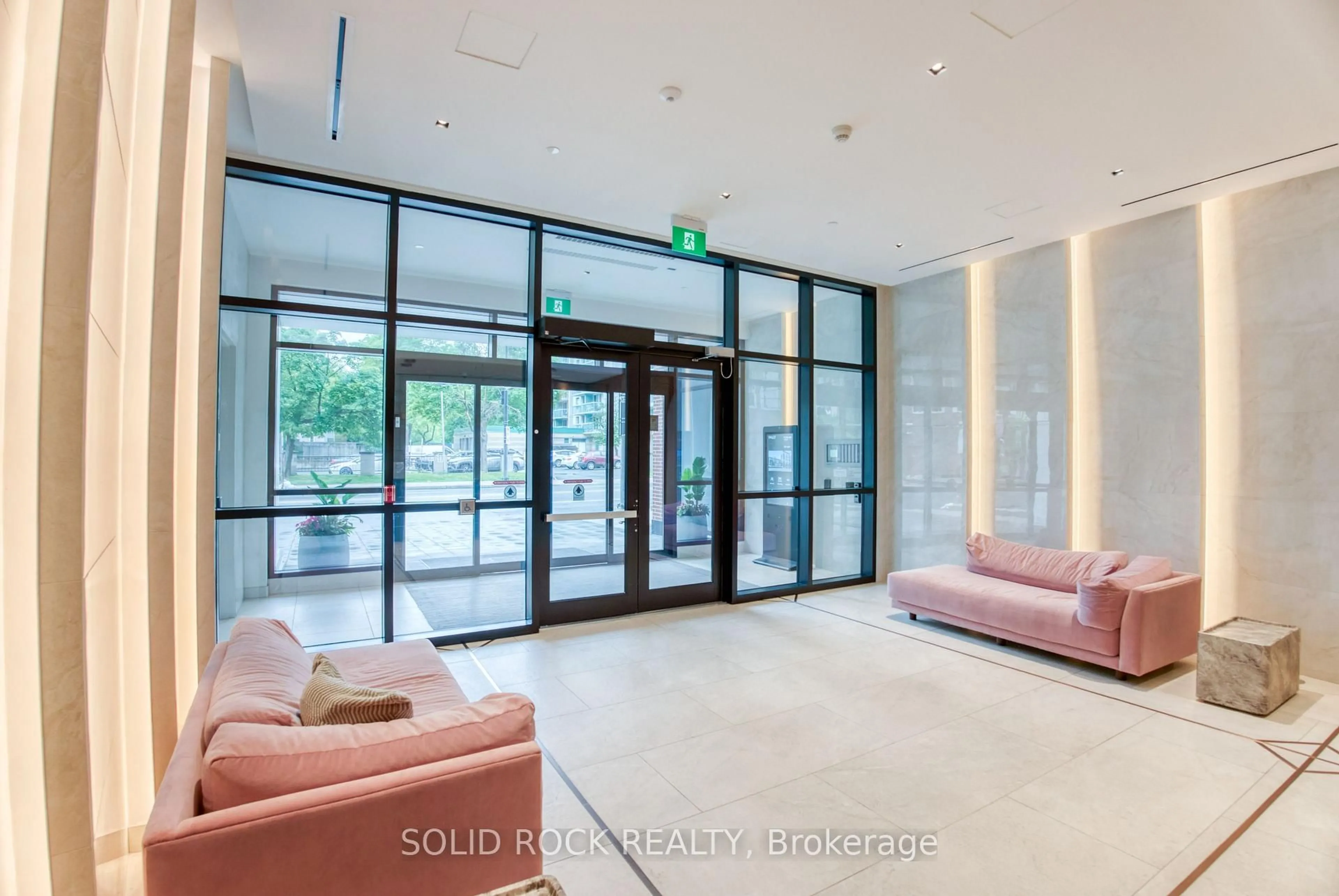 Indoor foyer for 560 Rideau St #306, Ottawa Ontario K1N 5Z8