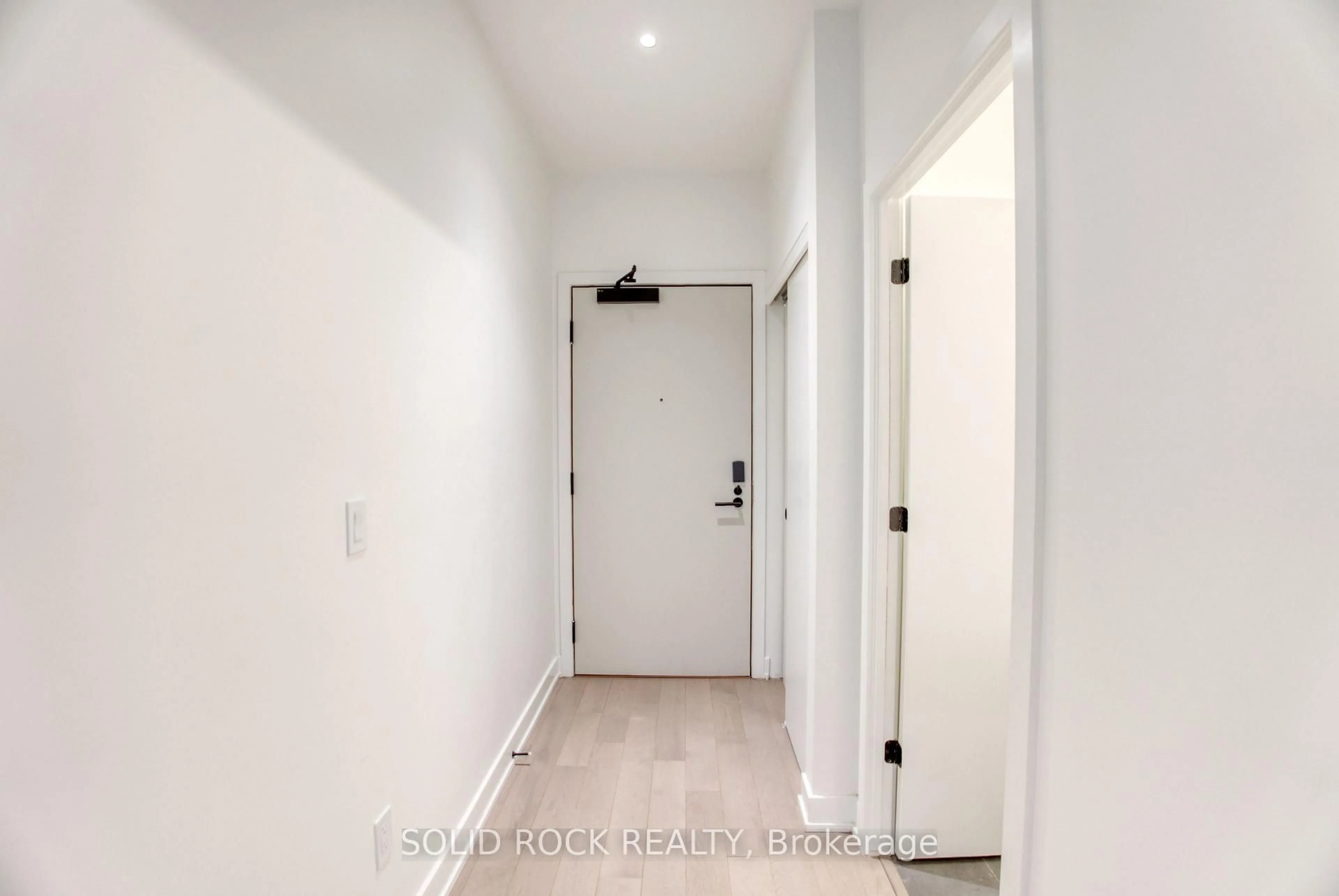 Indoor entryway for 560 Rideau St #306, Ottawa Ontario K1N 5Z8