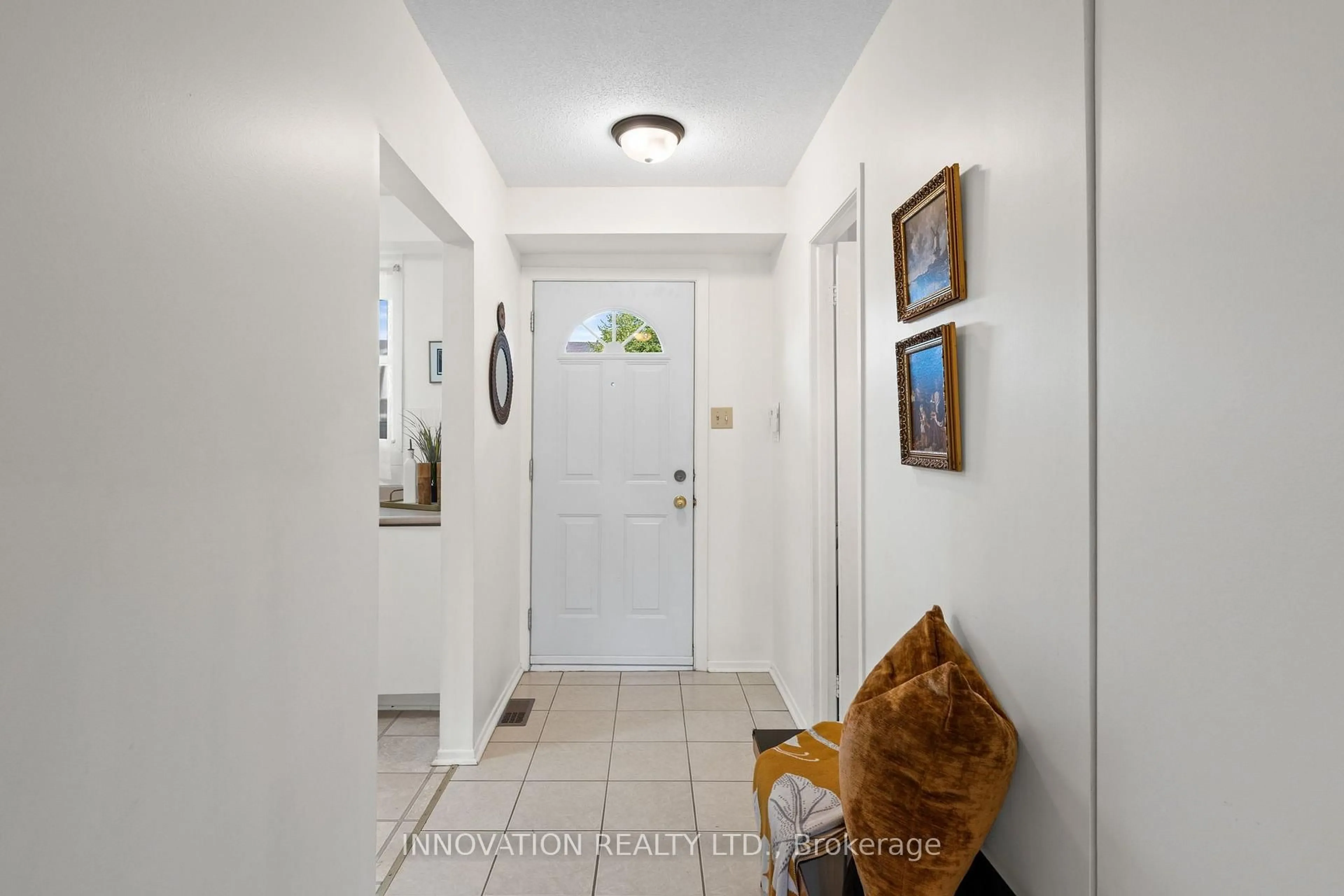 Indoor entryway for 920 Dynes Rd #13, Ottawa Ontario K2C 0G8