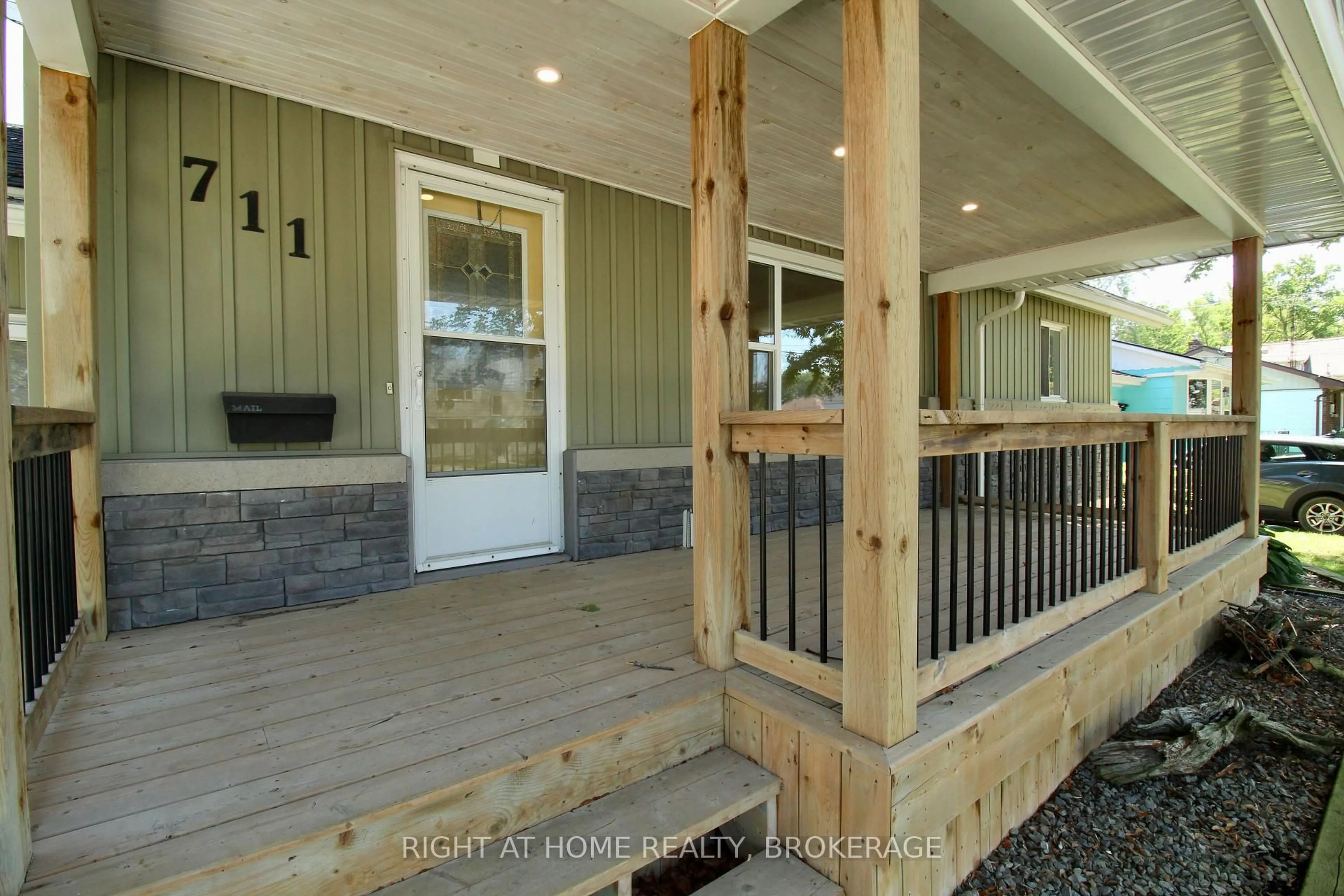 Indoor entryway for 711 JOHN St, Haldimand Ontario N1A 2R4