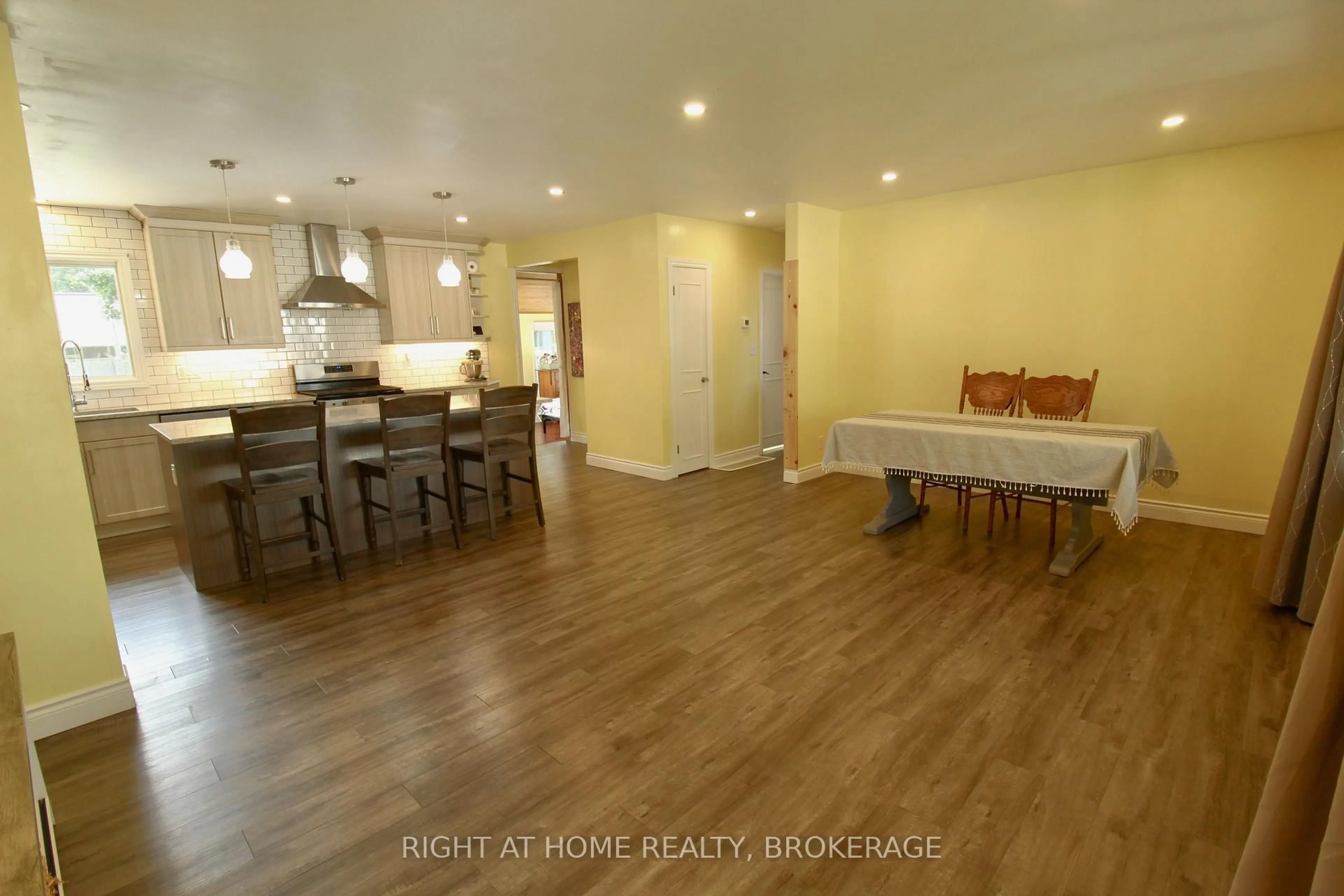 Open concept kitchen, unknown for 711 JOHN St, Haldimand Ontario N1A 2R4