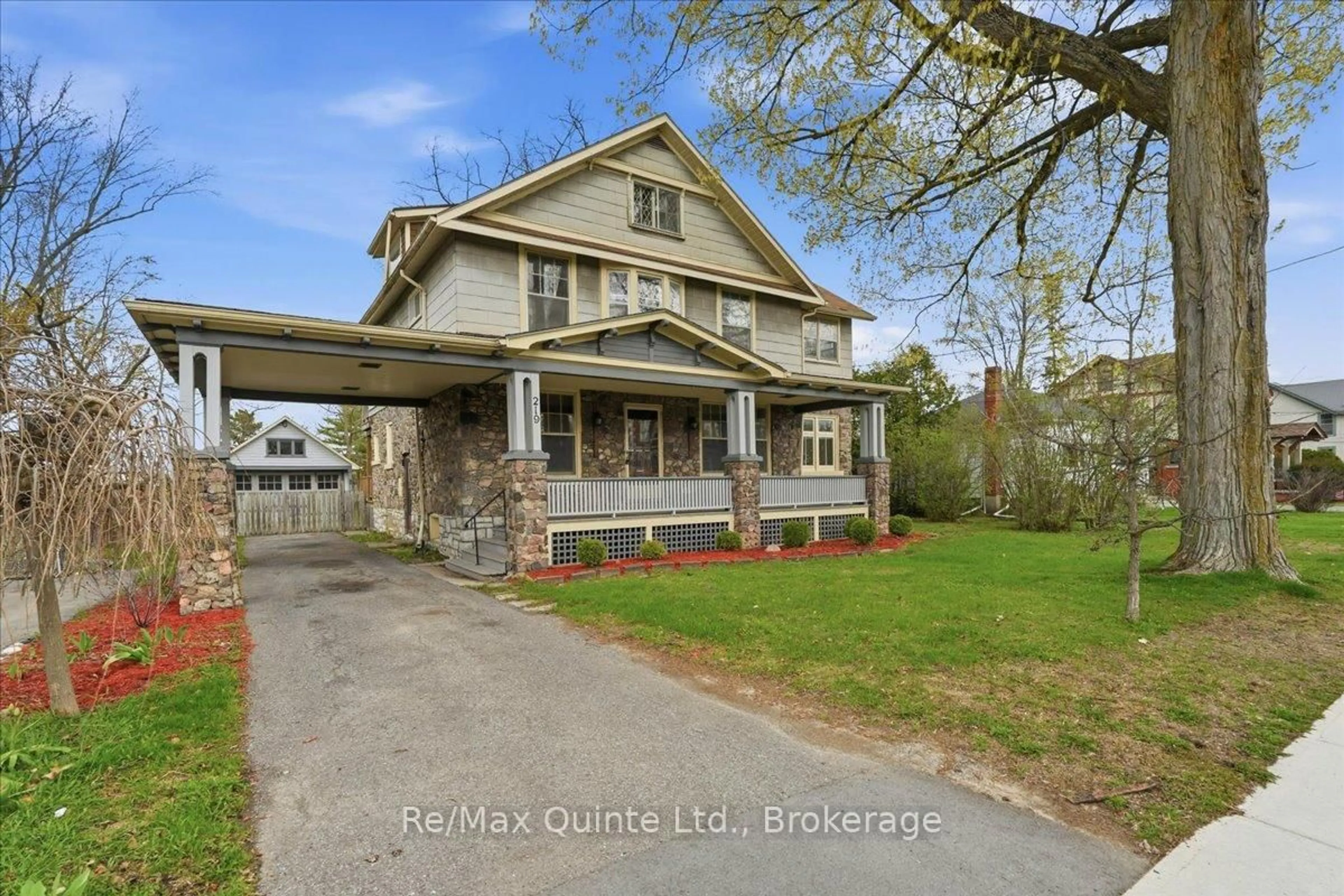 A pic from outside/outdoor area/front of a property/back of a property/a pic from drone, building for 219 East St, Greater Napanee Ontario K7R 1T2