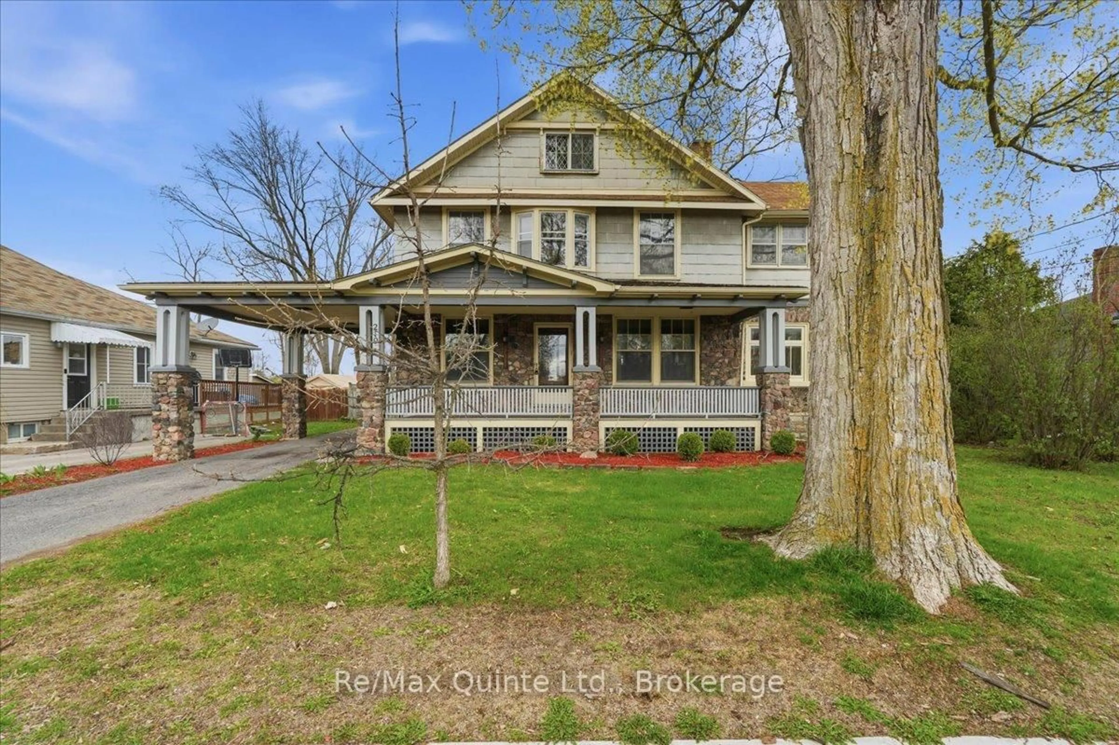 A pic from outside/outdoor area/front of a property/back of a property/a pic from drone, street for 219 East St, Greater Napanee Ontario K7R 1T2