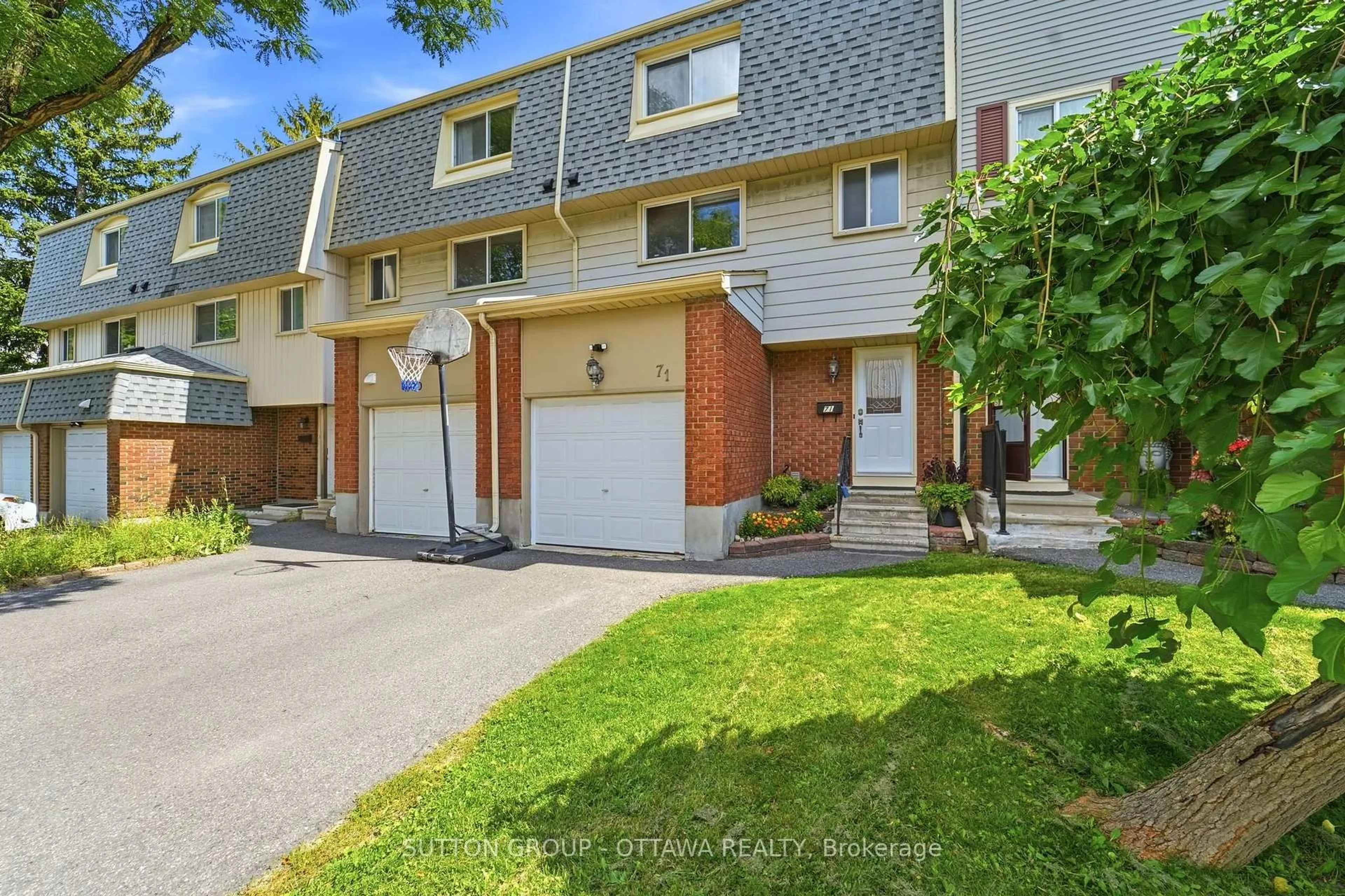 A pic from outside/outdoor area/front of a property/back of a property/a pic from drone, street for 2415 Southvale Cres #71, Ottawa Ontario K1B 4V1
