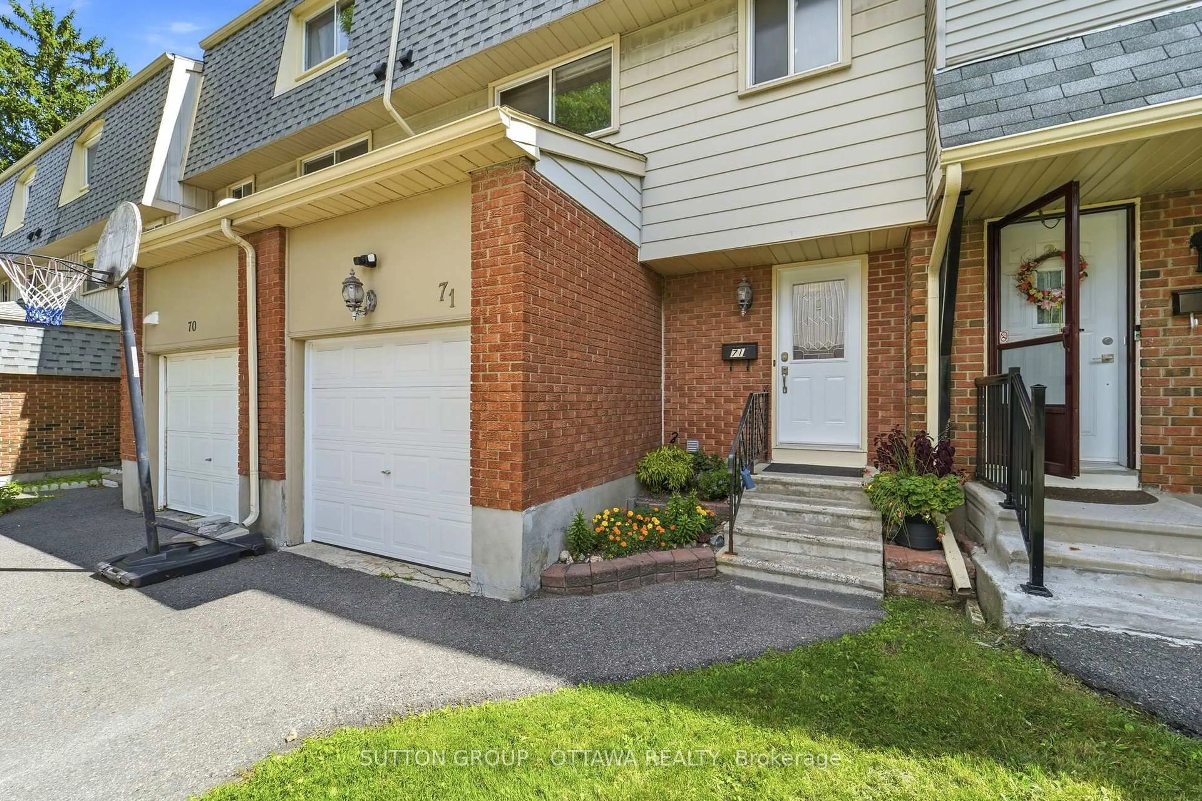 Home with brick exterior material, street for 2415 Southvale Cres #71, Ottawa Ontario K1B 4V1