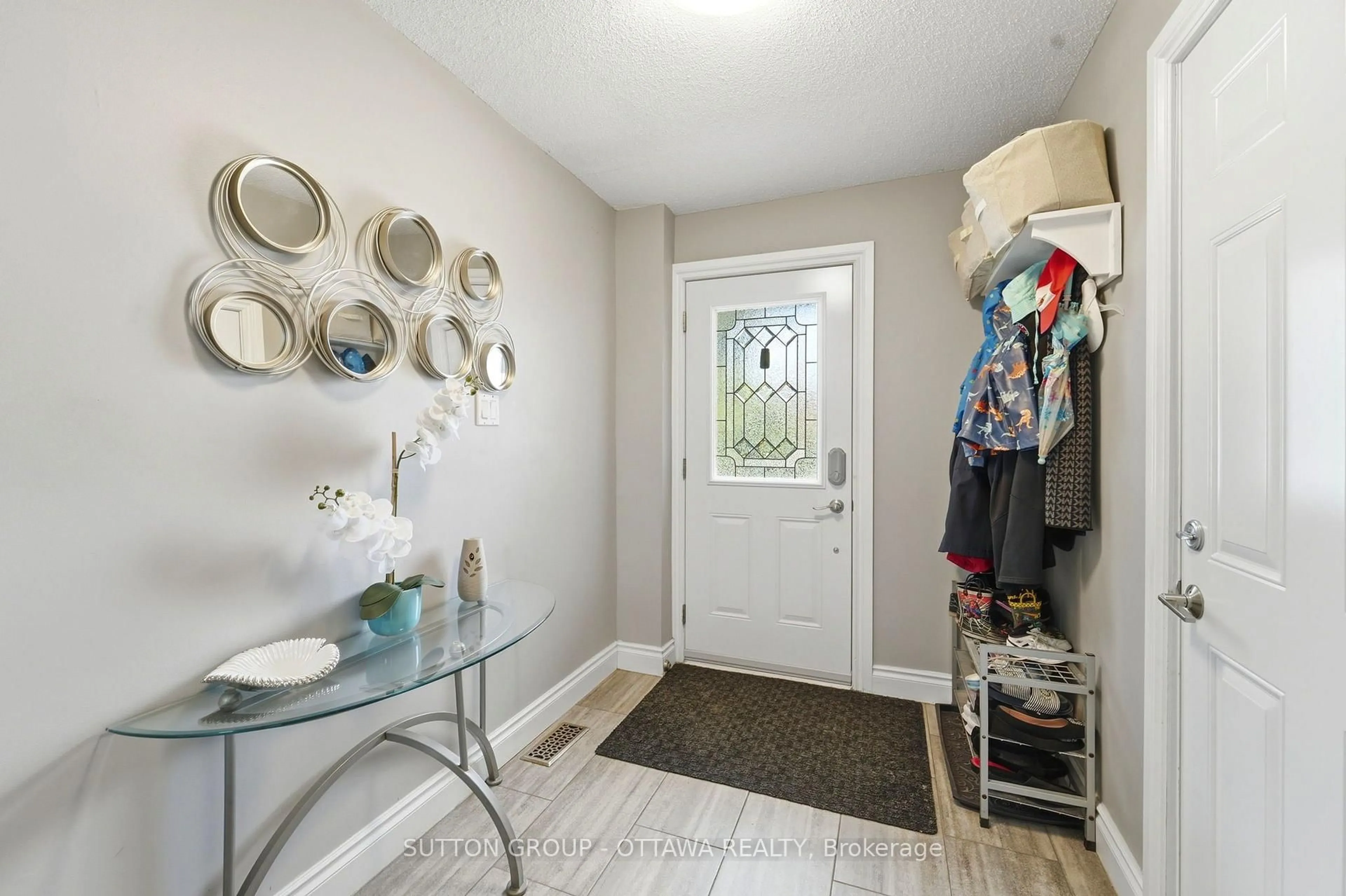 Indoor entryway for 2415 Southvale Cres #71, Ottawa Ontario K1B 4V1
