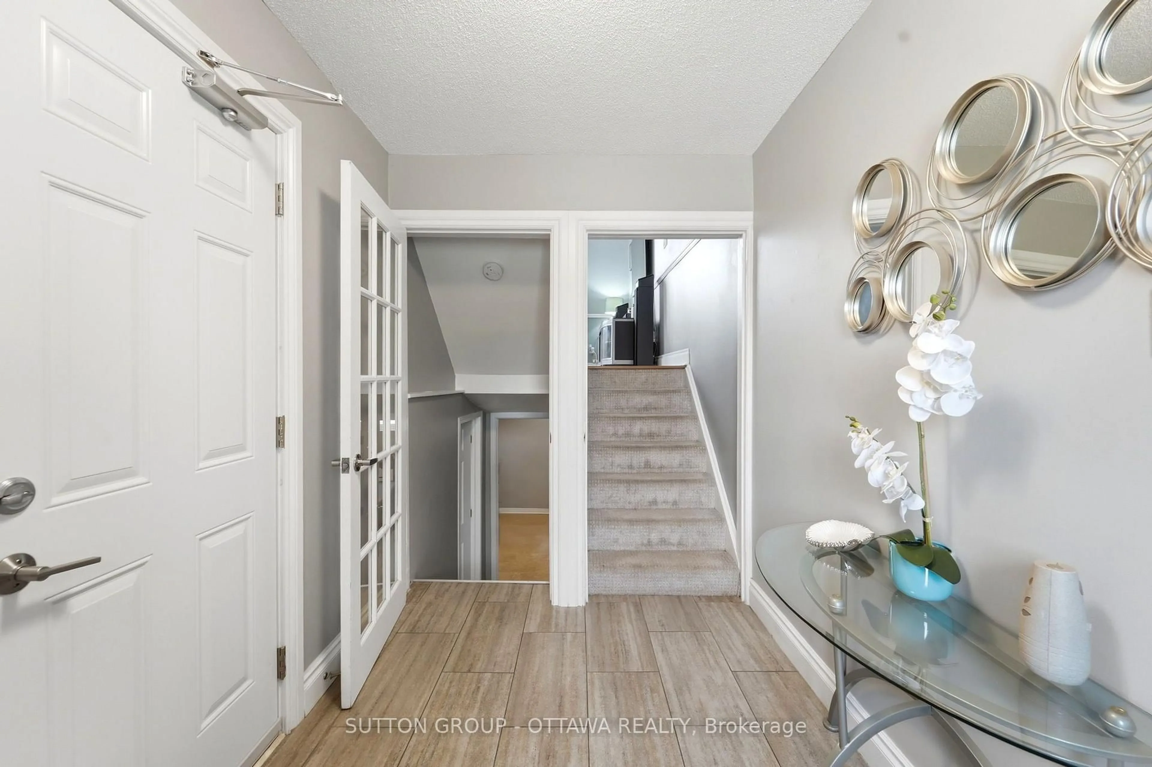 Indoor entryway for 2415 Southvale Cres #71, Ottawa Ontario K1B 4V1