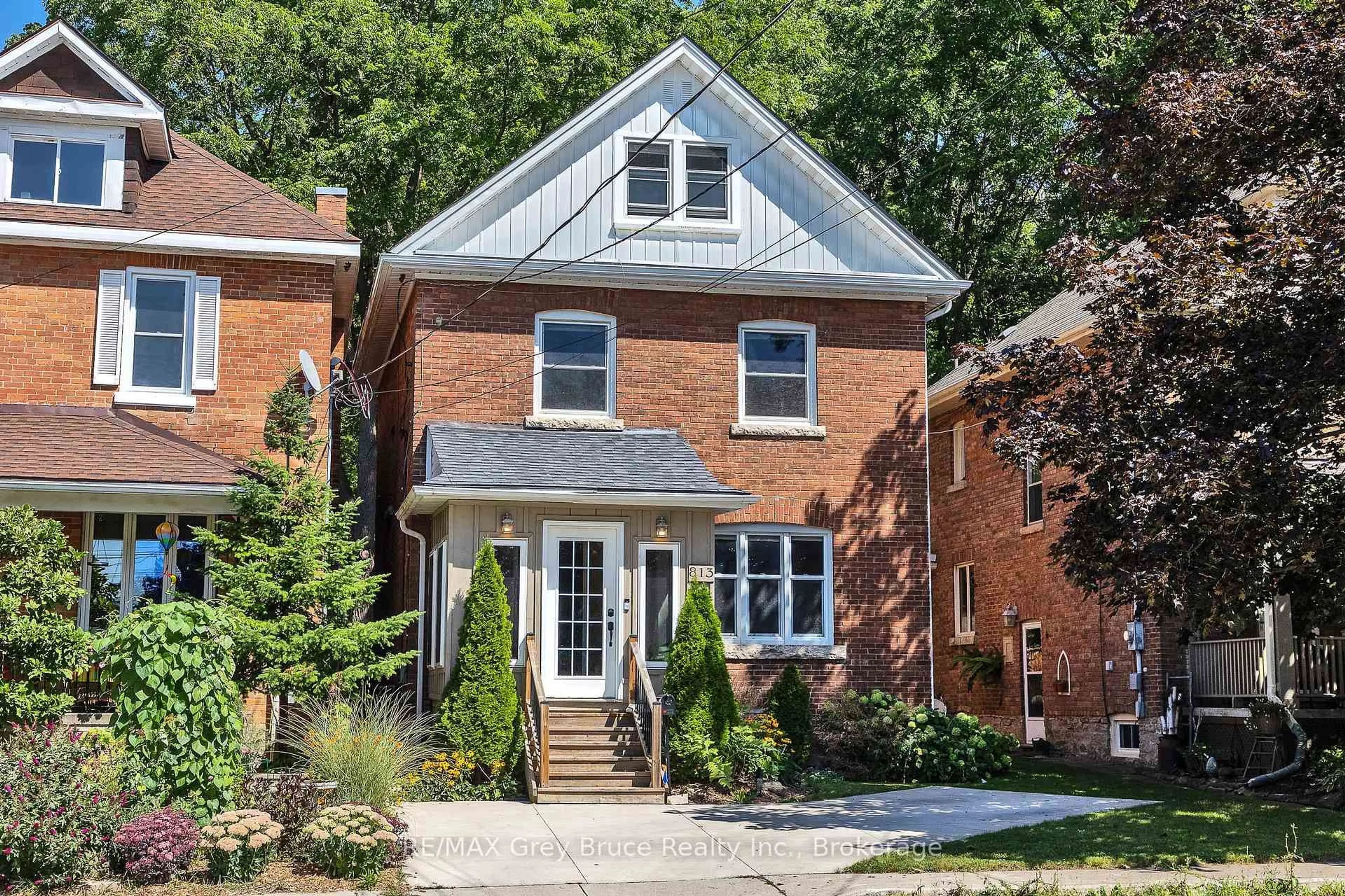 Home with brick exterior material, street for 813 5th Avenue A Ave, Owen Sound Ontario N4K 2S9