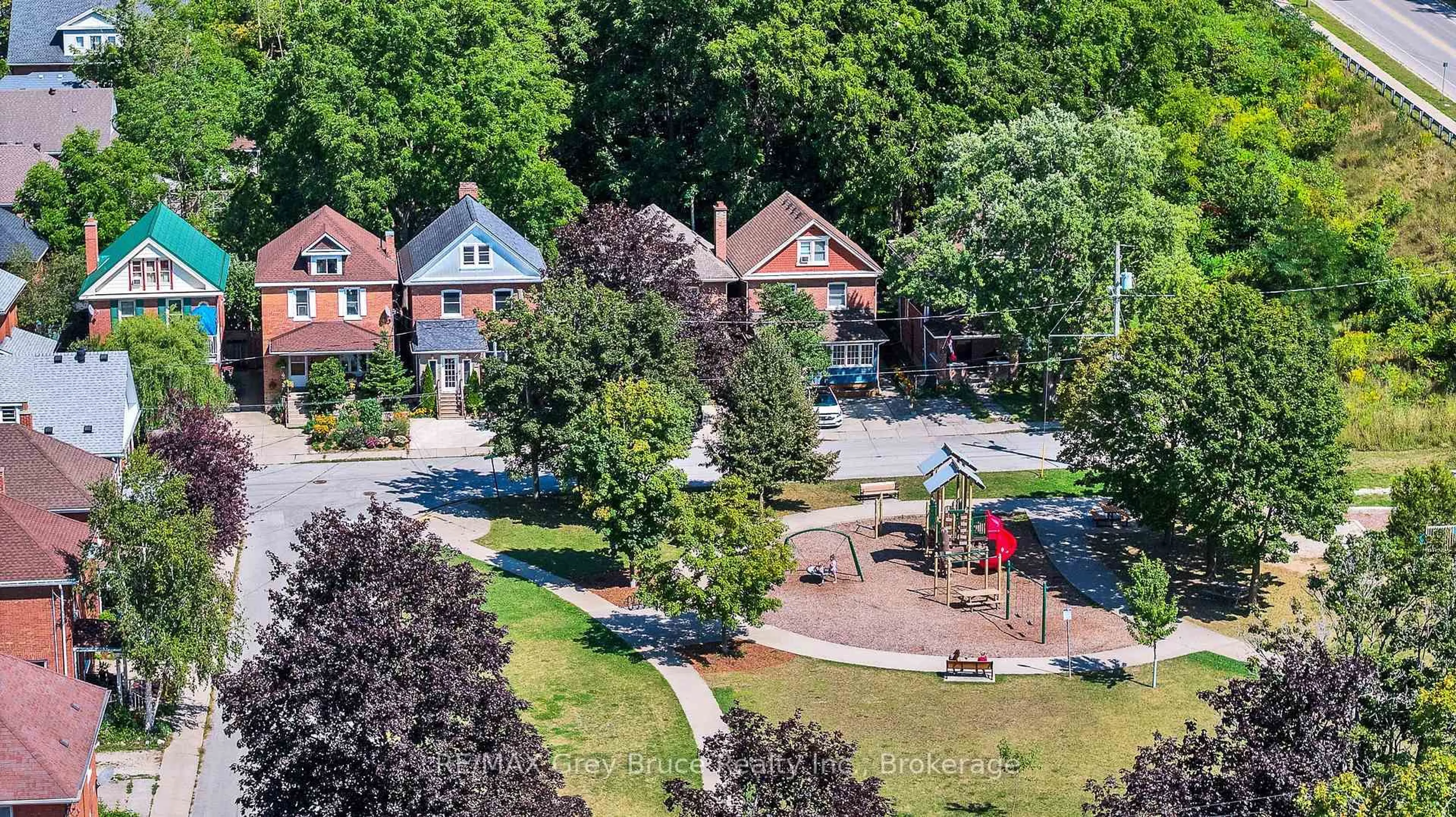 A pic from outside/outdoor area/front of a property/back of a property/a pic from drone, street for 813 5th Avenue A Ave, Owen Sound Ontario N4K 2S9