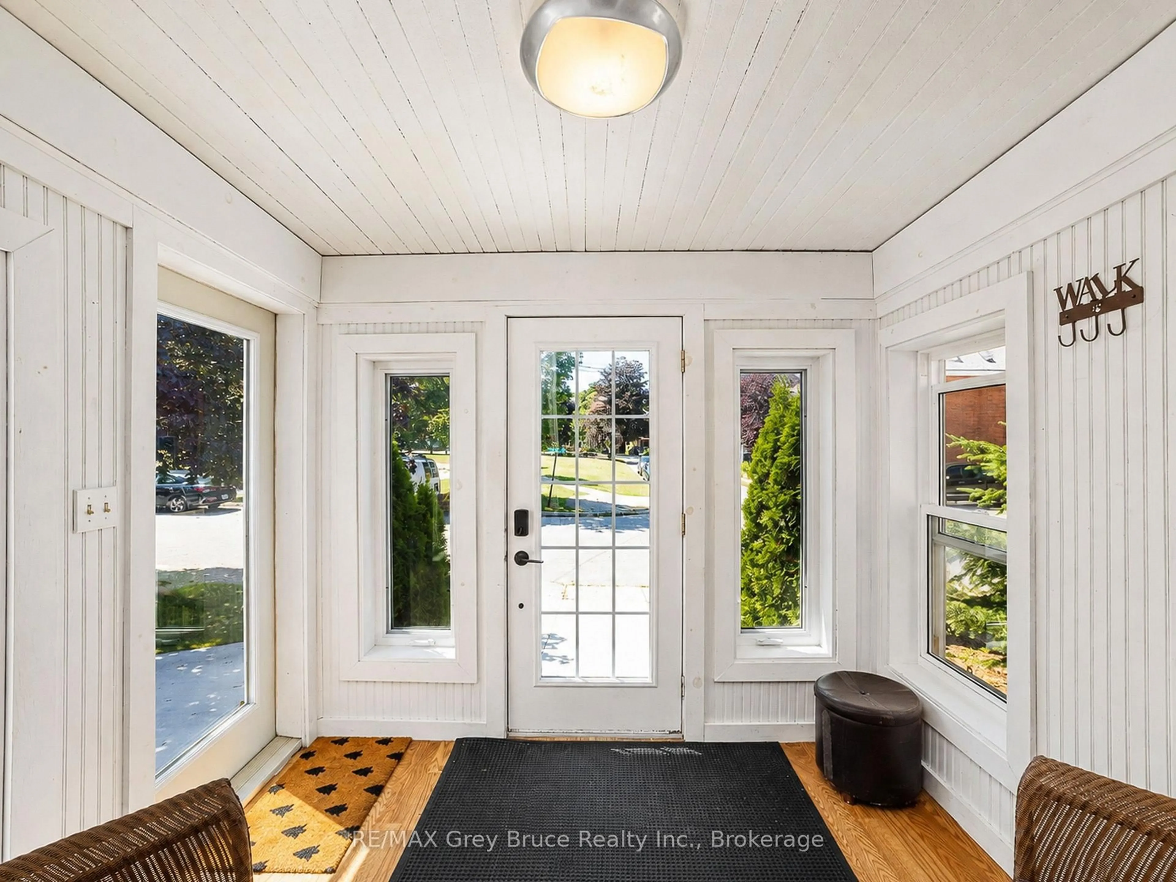 Indoor entryway for 813 5th Avenue A Ave, Owen Sound Ontario N4K 2S9