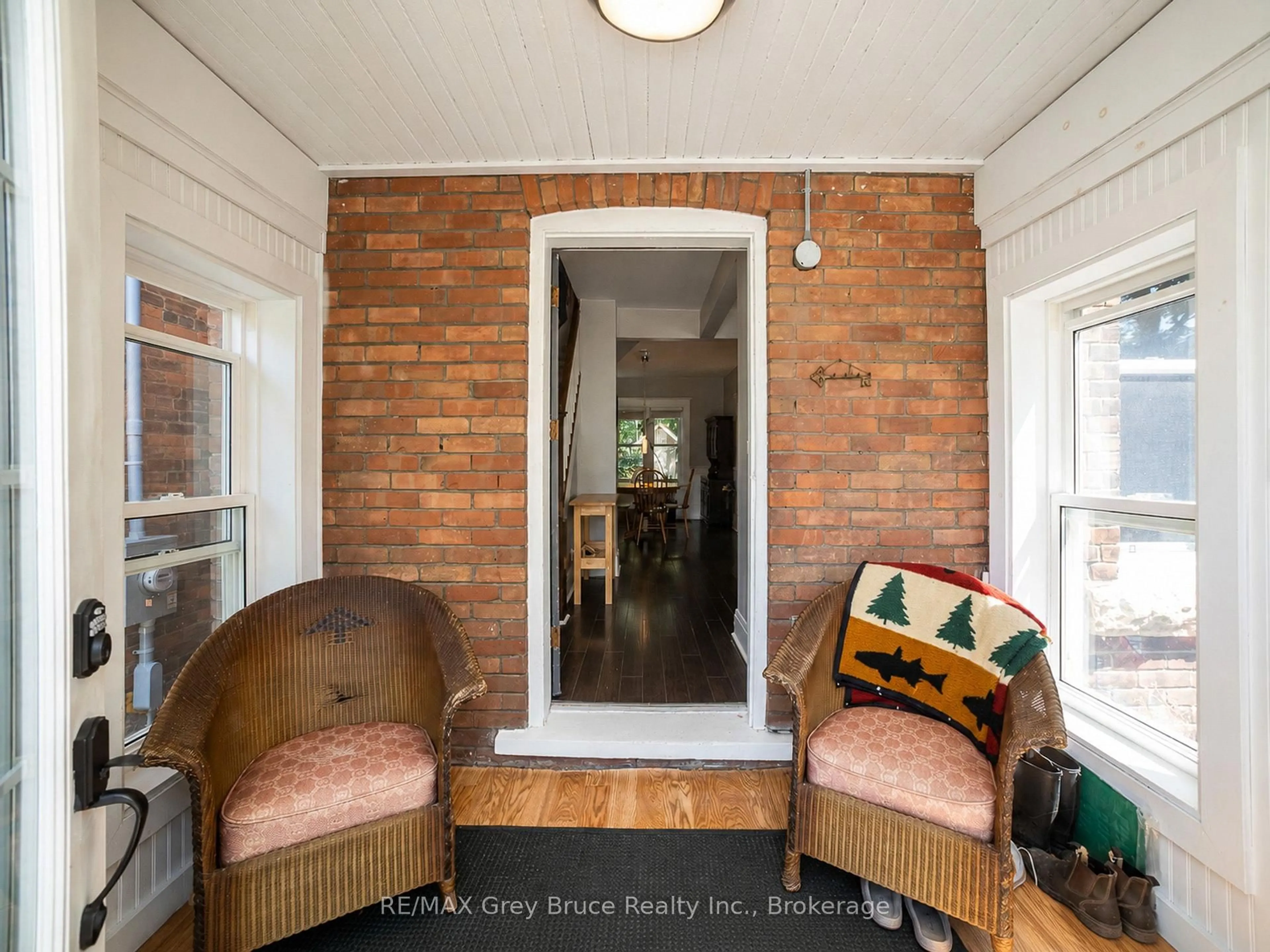 Indoor entryway for 813 5th Avenue A Ave, Owen Sound Ontario N4K 2S9