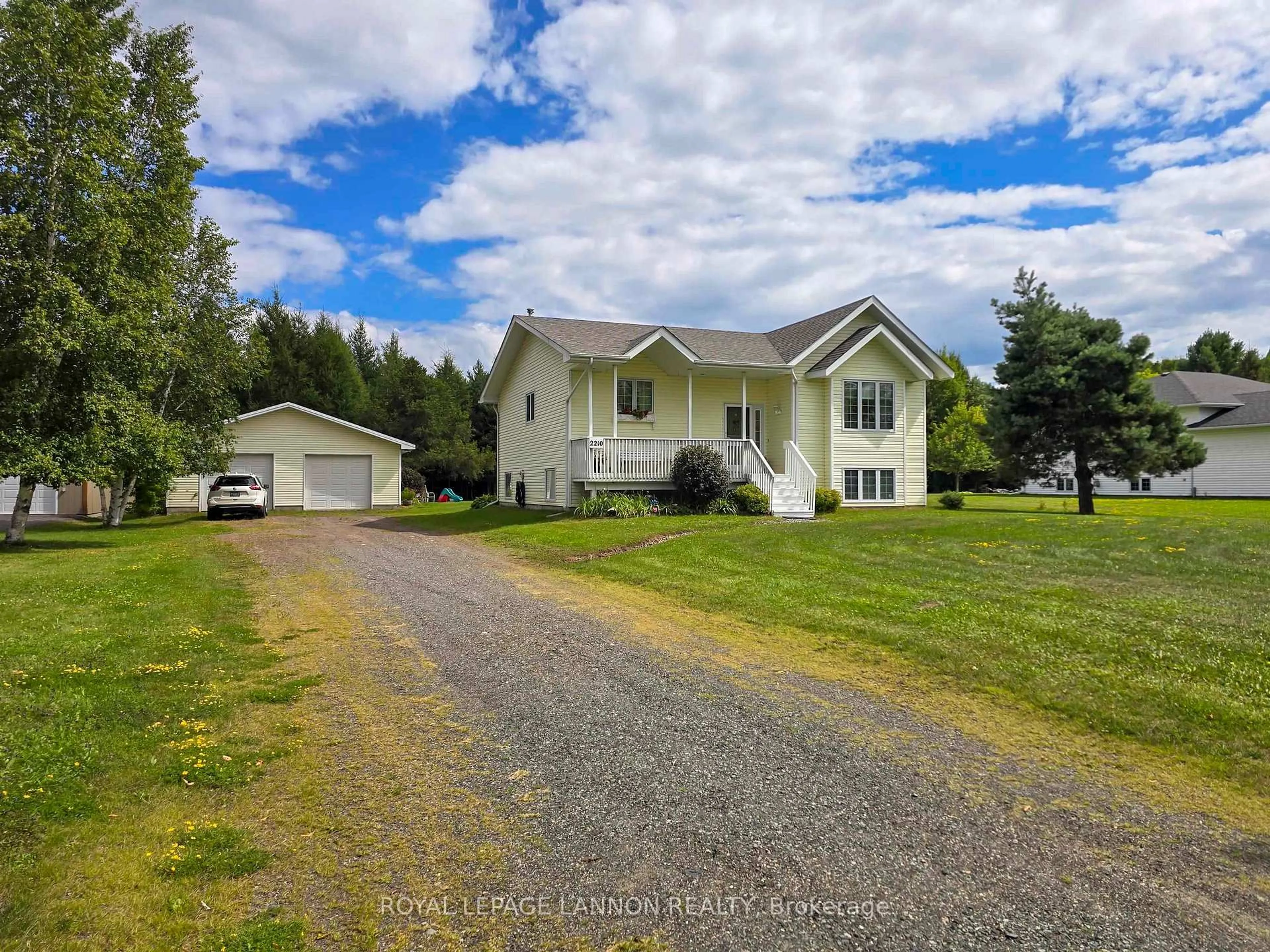 A pic from outside/outdoor area/front of a property/back of a property/a pic from drone, unknown for 2210 Scotland St, Thunder Bay Ontario P7J 1G9