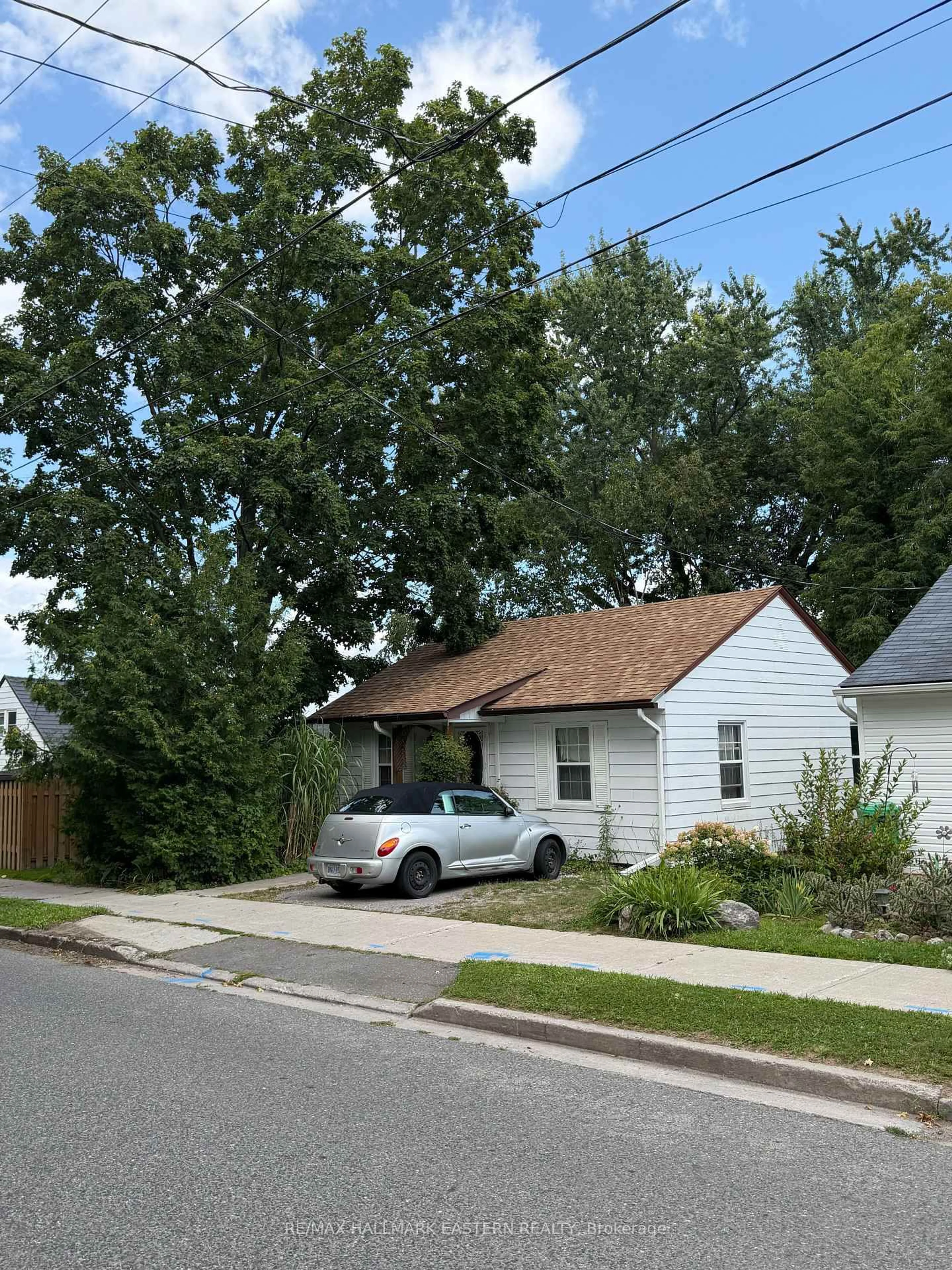 Home with vinyl exterior material, street for 413 Bellevue St, Peterborough Ontario K9H 5G5