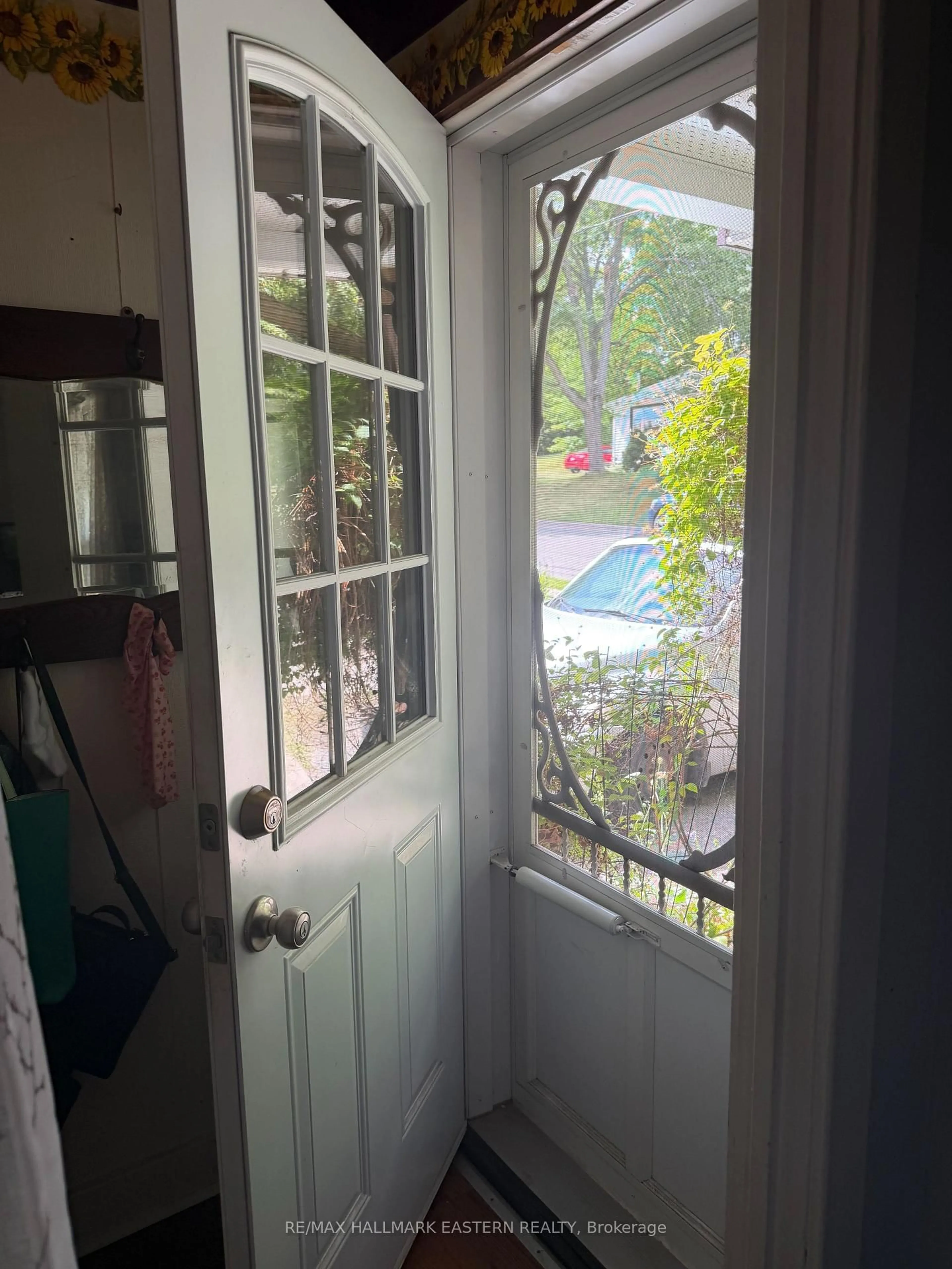 Indoor entryway for 413 Bellevue St, Peterborough Ontario K9H 5G5