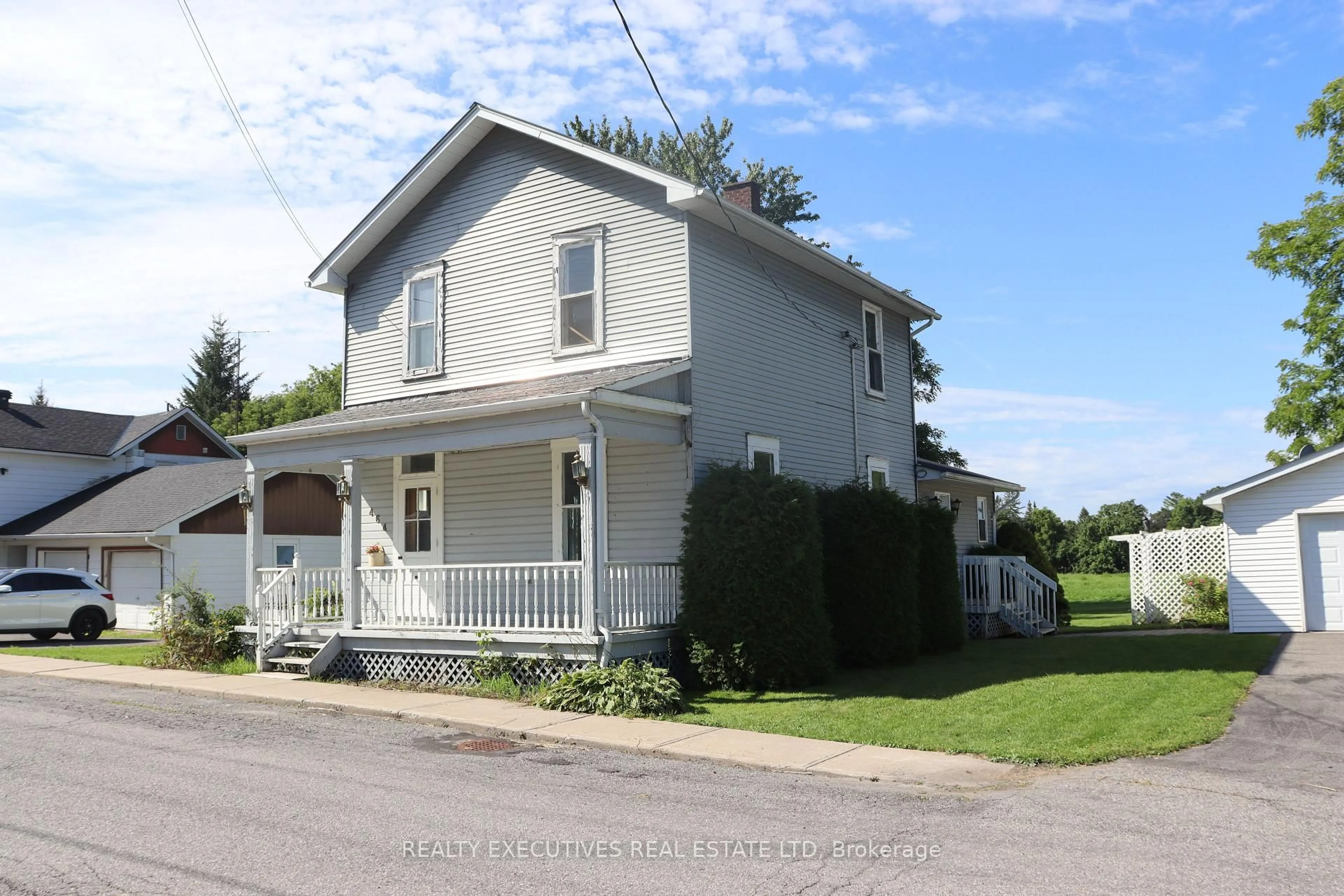 Home with vinyl exterior material, street for 464 Gladstone St, North Dundas Ontario K0C 2K0