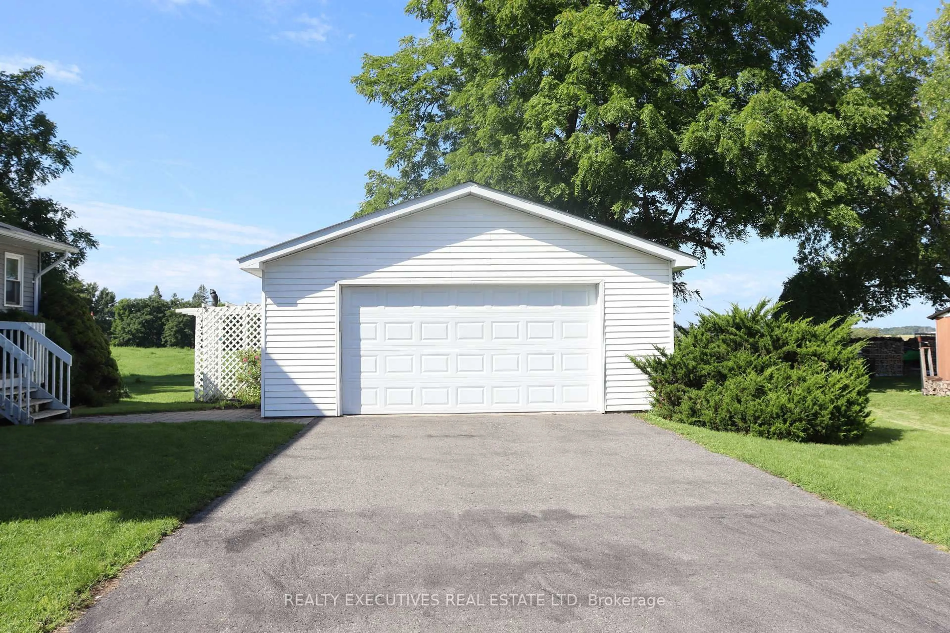Indoor garage for 464 Gladstone St, North Dundas Ontario K0C 2K0