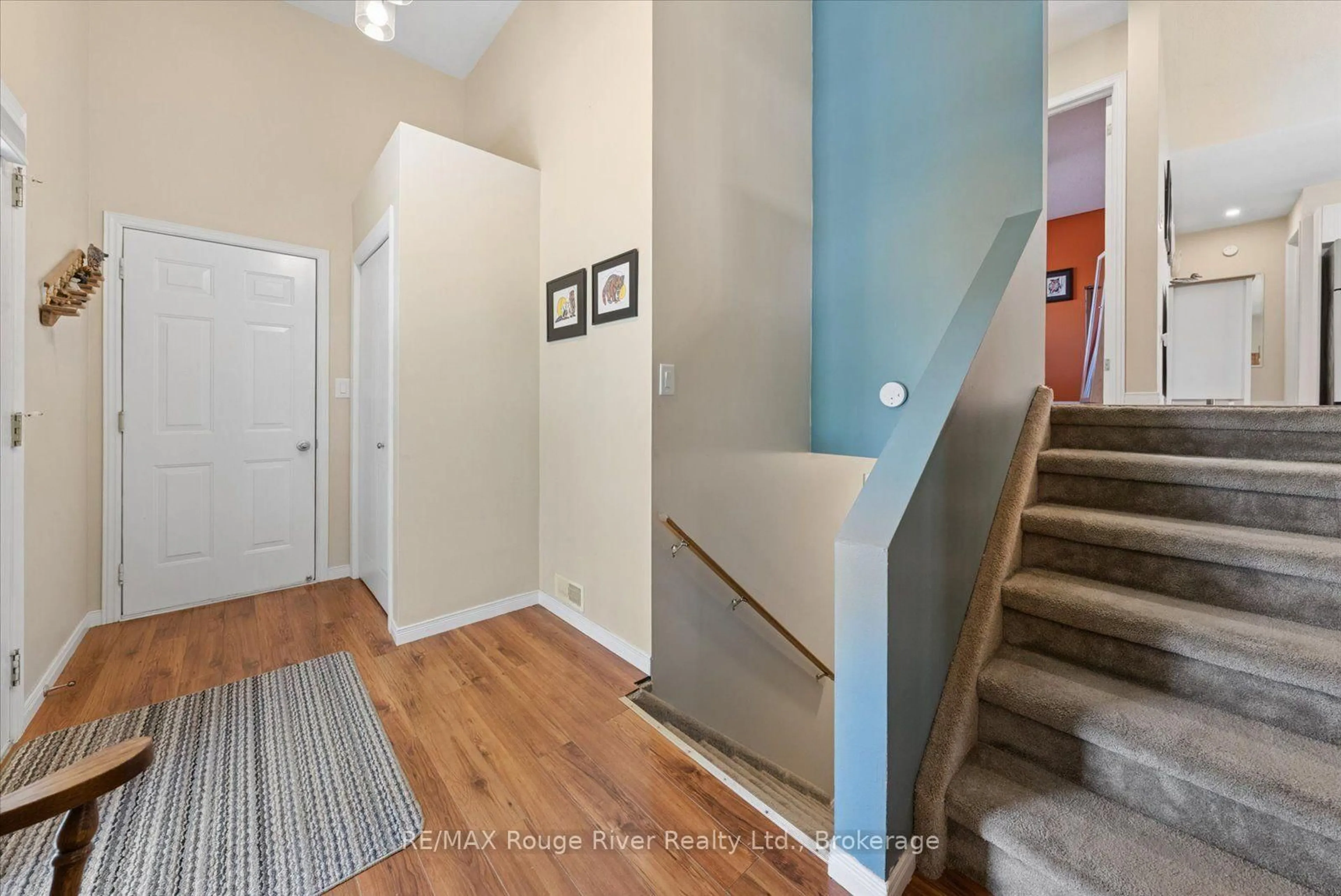 Indoor entryway for 32 South Maloney St, Limoges Ontario K0K 2M0