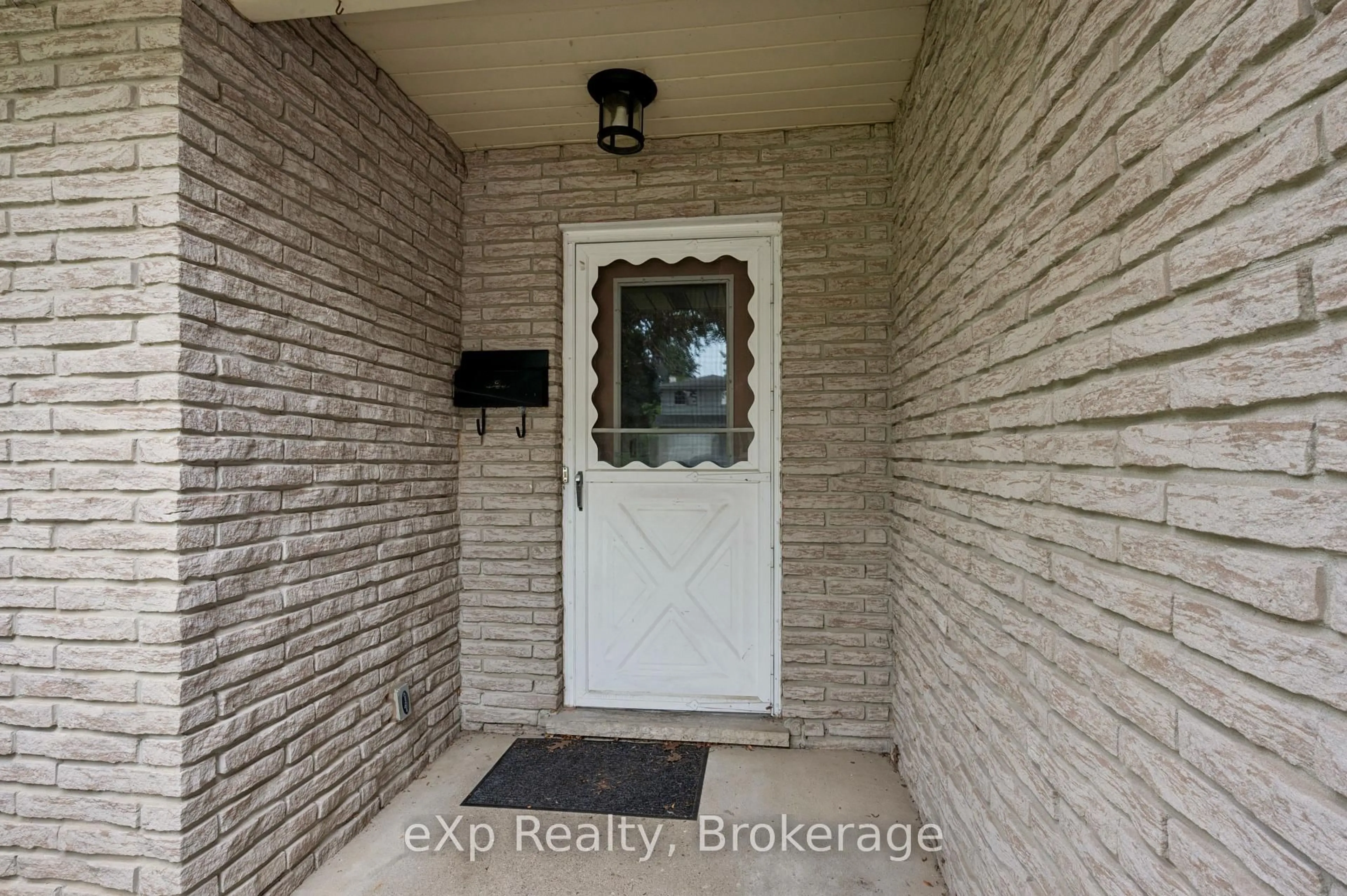 Indoor entryway for 39 Keats Cres, Guelph Ontario N1G 3B1
