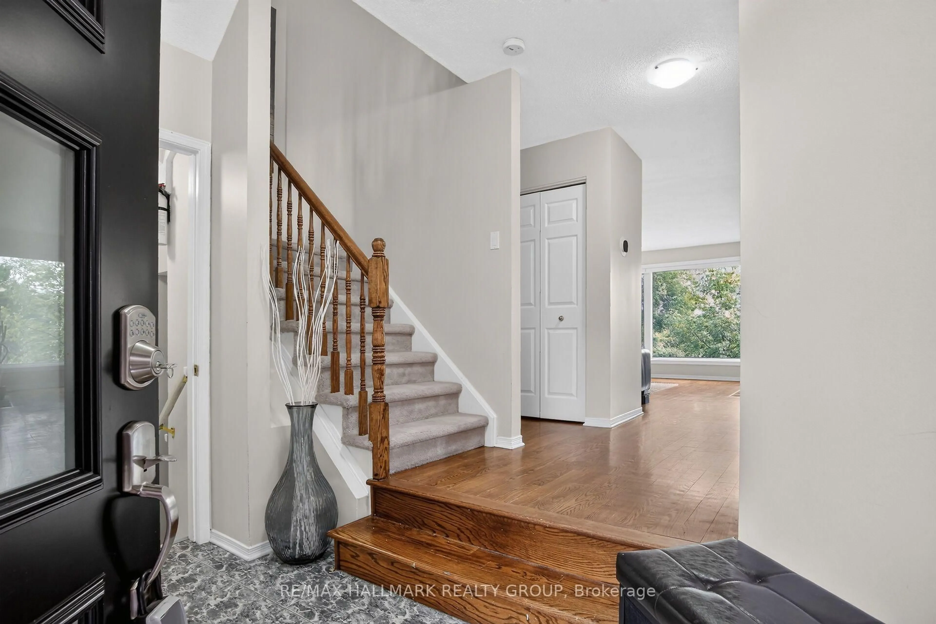 Indoor entryway for 19 Windeyer Cres, Ottawa Ontario K2K 2P6