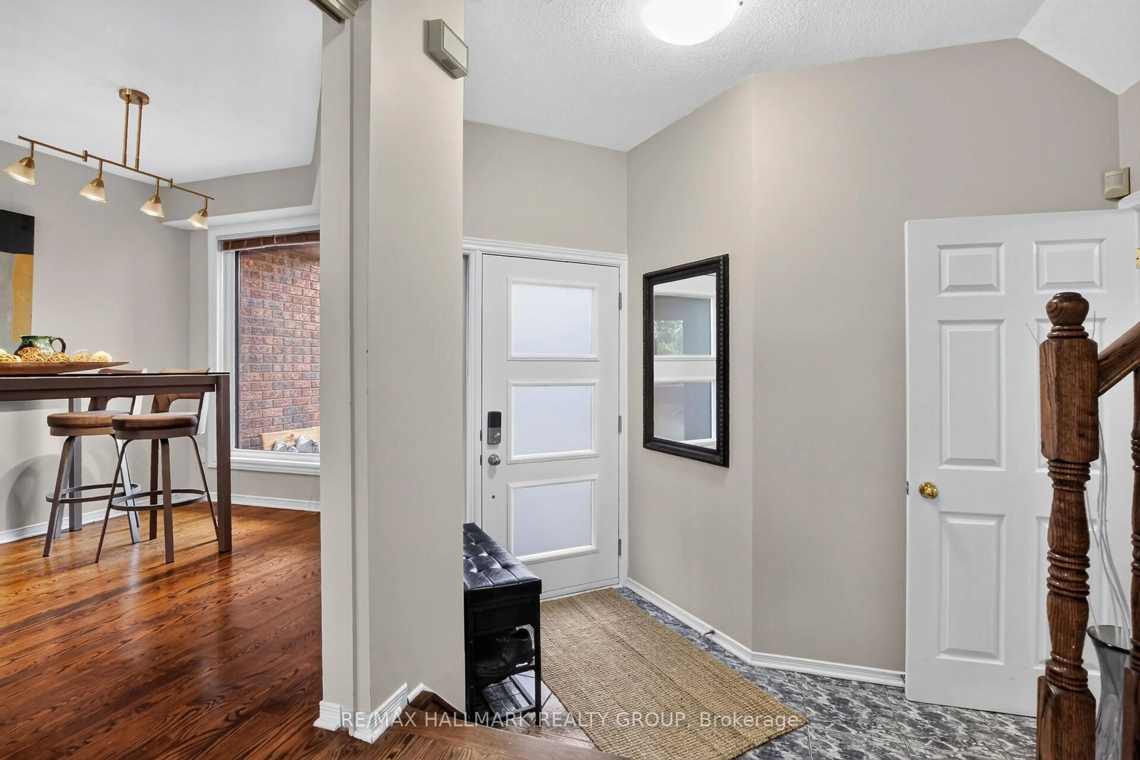 Indoor entryway for 19 Windeyer Cres, Ottawa Ontario K2K 2P6