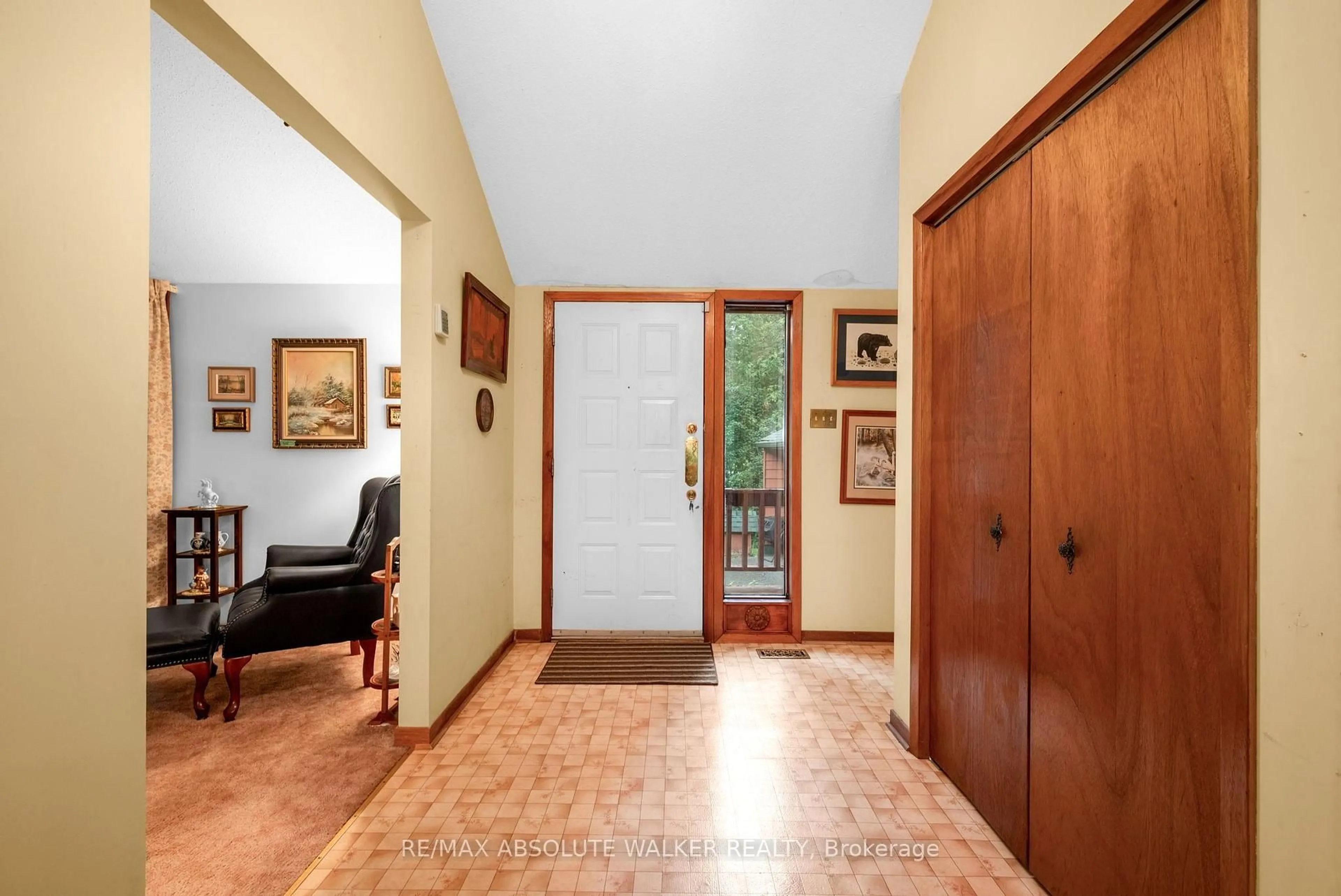 Indoor foyer for 219 Deerwood Dr, Kinburn Ontario K0A 2H0