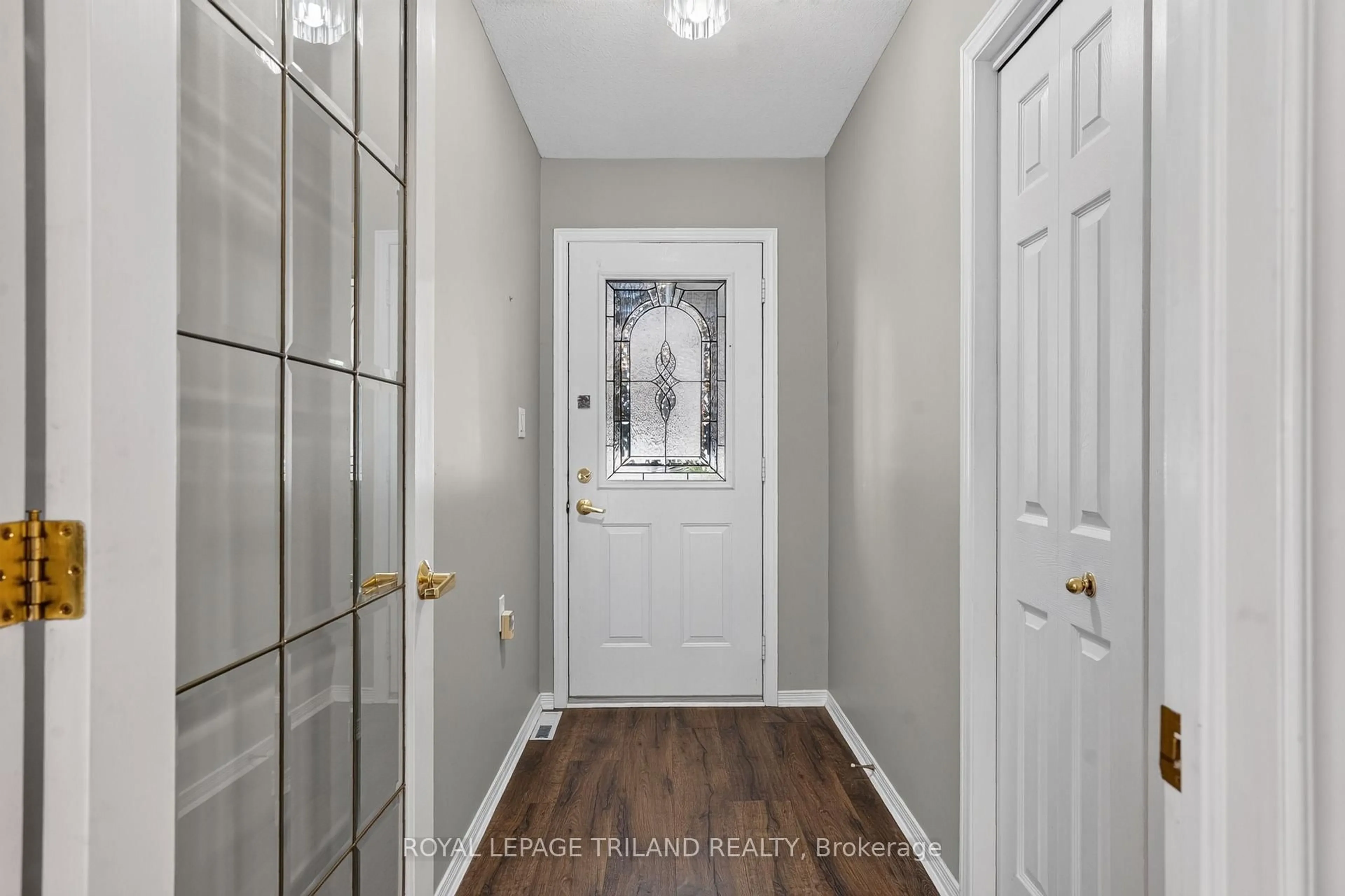 Indoor entryway for 52 Ilderbrook Circ, Middlesex Centre Ontario N0M 2A0