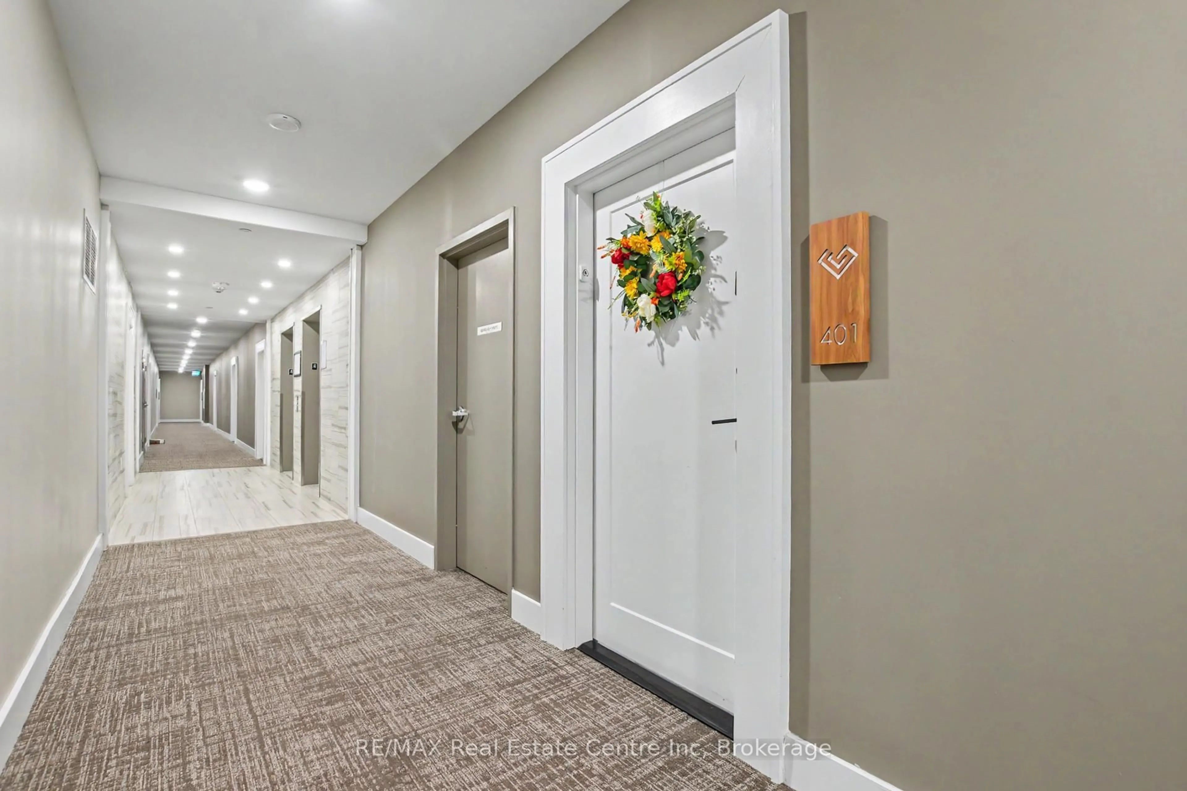 Indoor foyer for 1878 Gordon St #401, Guelph Ontario N1L 0P4