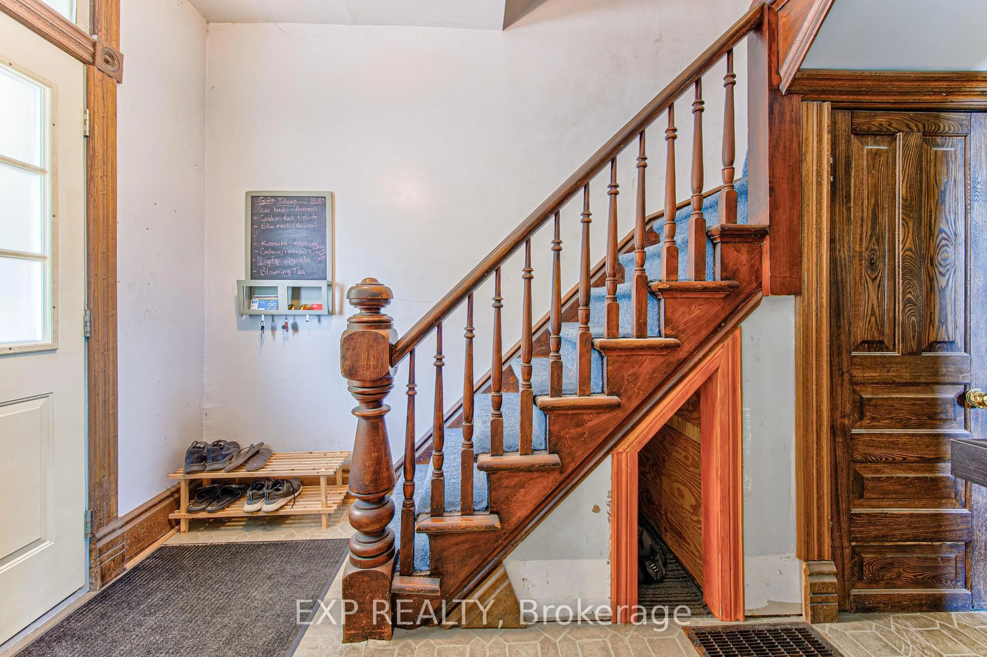 Indoor entryway for 153 Fountain St, Cambridge Ontario N3H 1H7