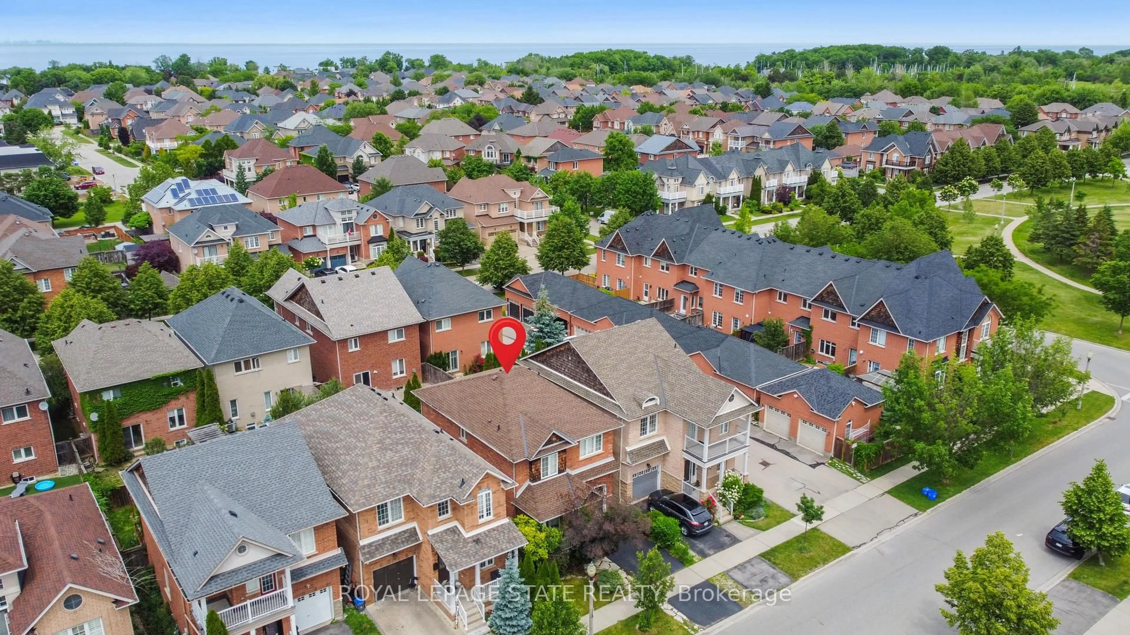 A pic from outside/outdoor area/front of a property/back of a property/a pic from drone, street for 33 Panorama Way, Hamilton Ontario L8E 6C6