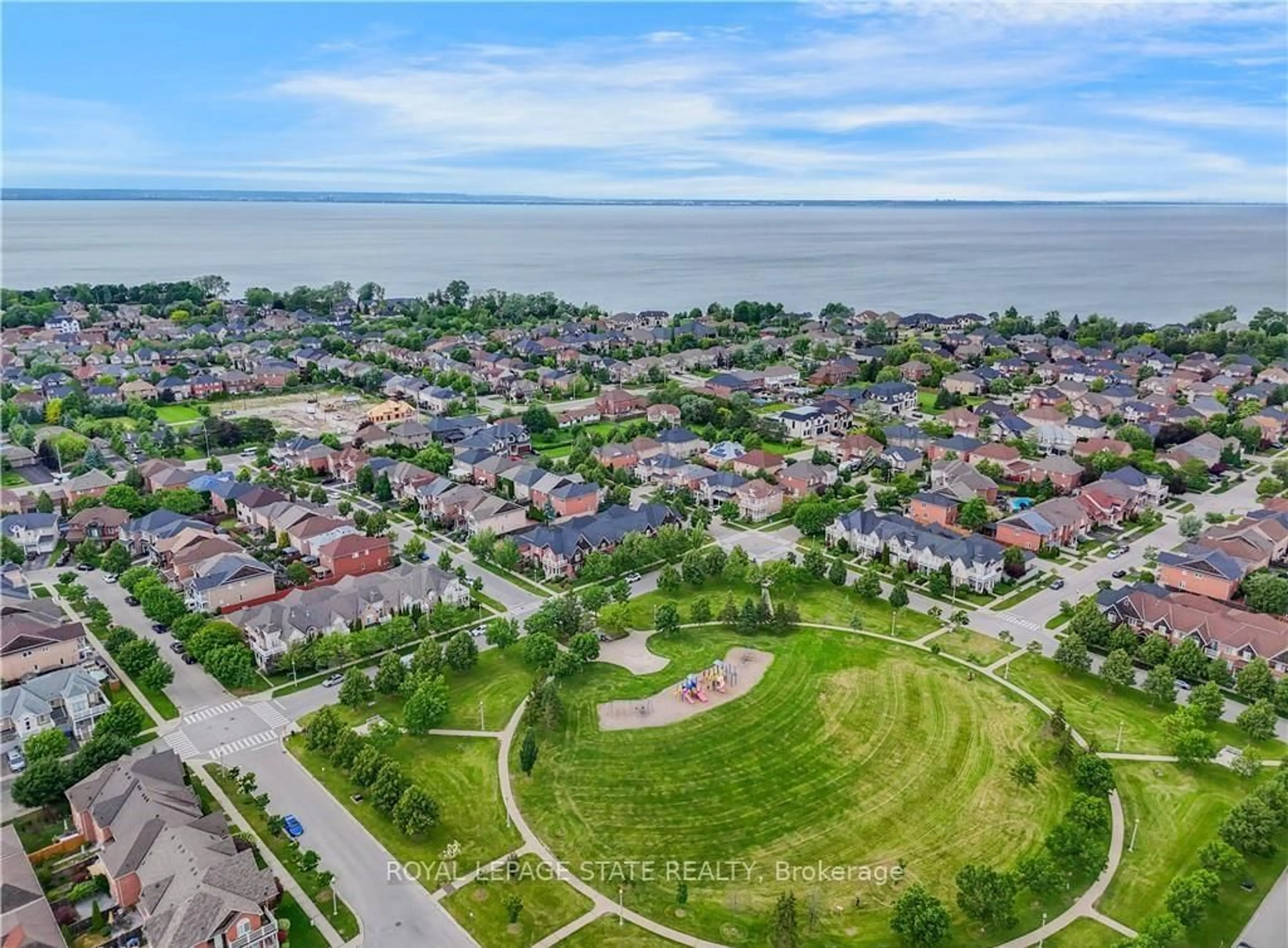 A pic from outside/outdoor area/front of a property/back of a property/a pic from drone, water/lake/river/ocean view for 33 Panorama Way, Hamilton Ontario L8E 6C6