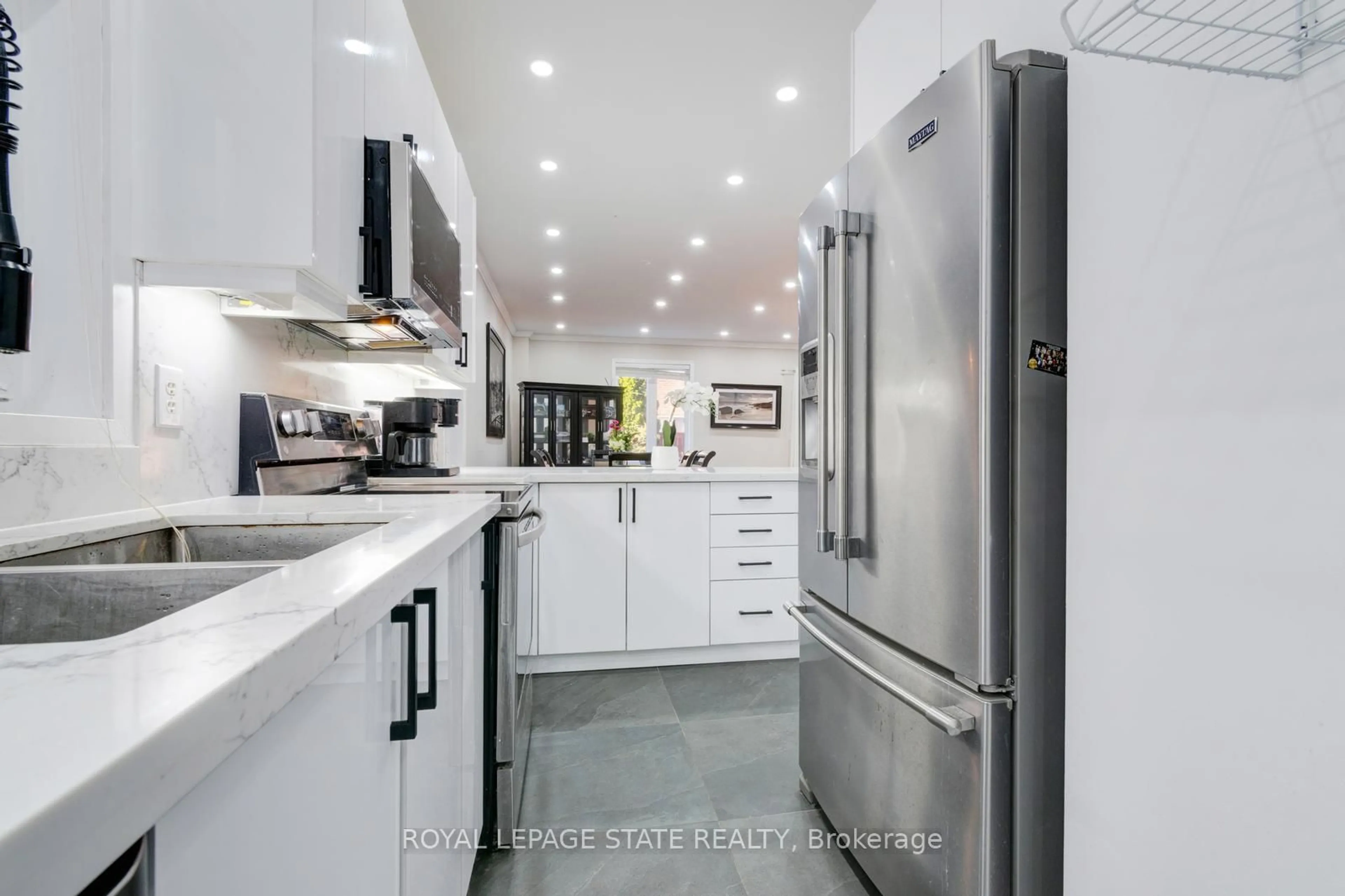 Contemporary kitchen, ceramic/tile floor for 33 Panorama Way, Hamilton Ontario L8E 6C6