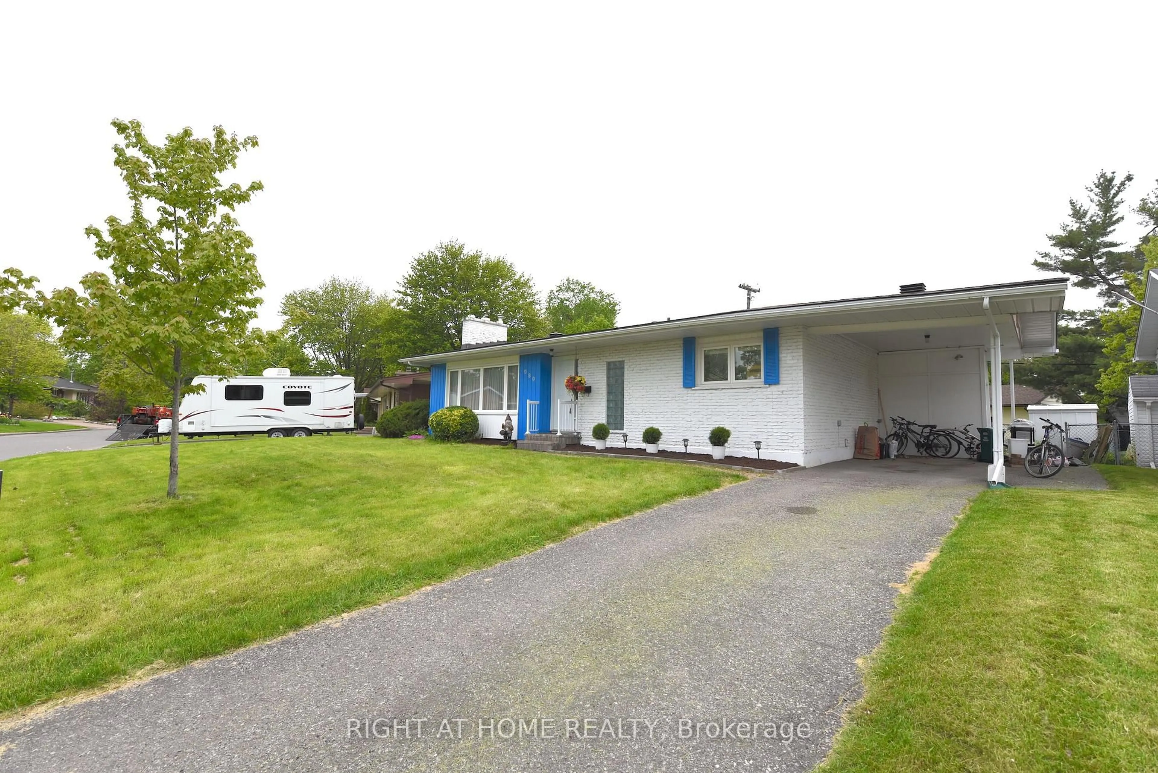A pic from outside/outdoor area/front of a property/back of a property/a pic from drone, street for 989 GOREN Ave, Ottawa Ontario K1G 2T8