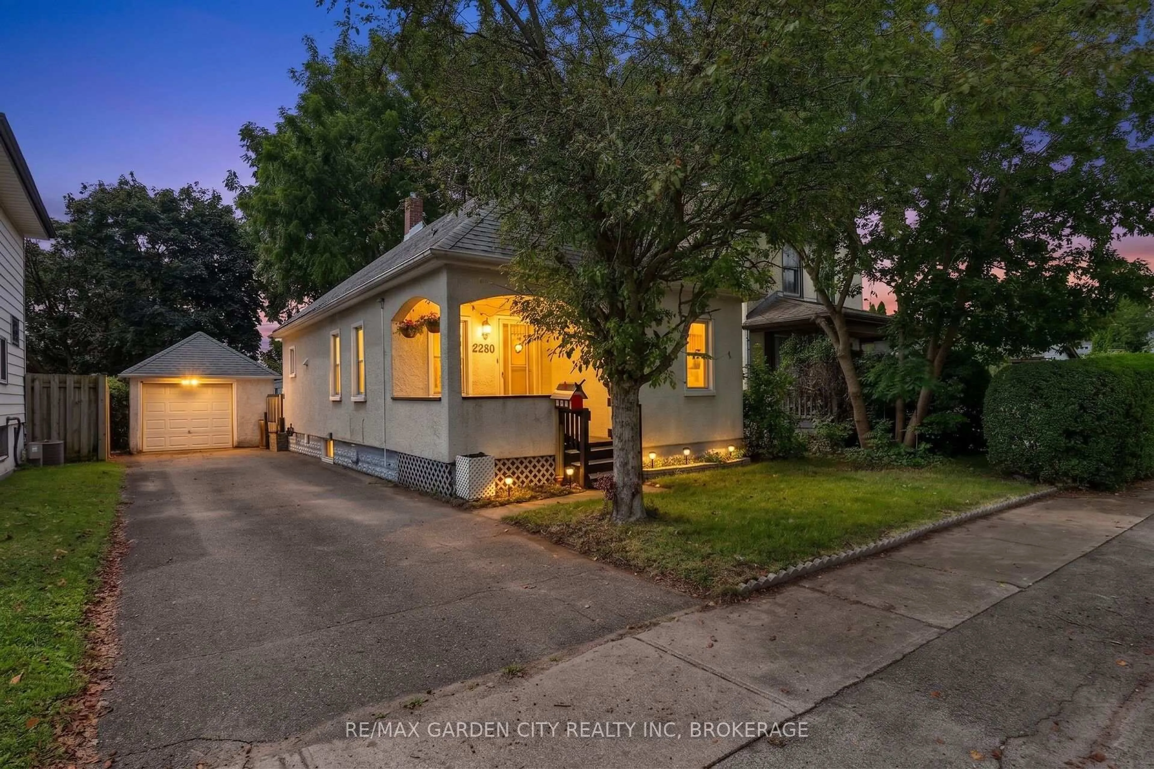 A pic from outside/outdoor area/front of a property/back of a property/a pic from drone, street for 6280 Taylor St, Niagara Falls Ontario L2G 2G1