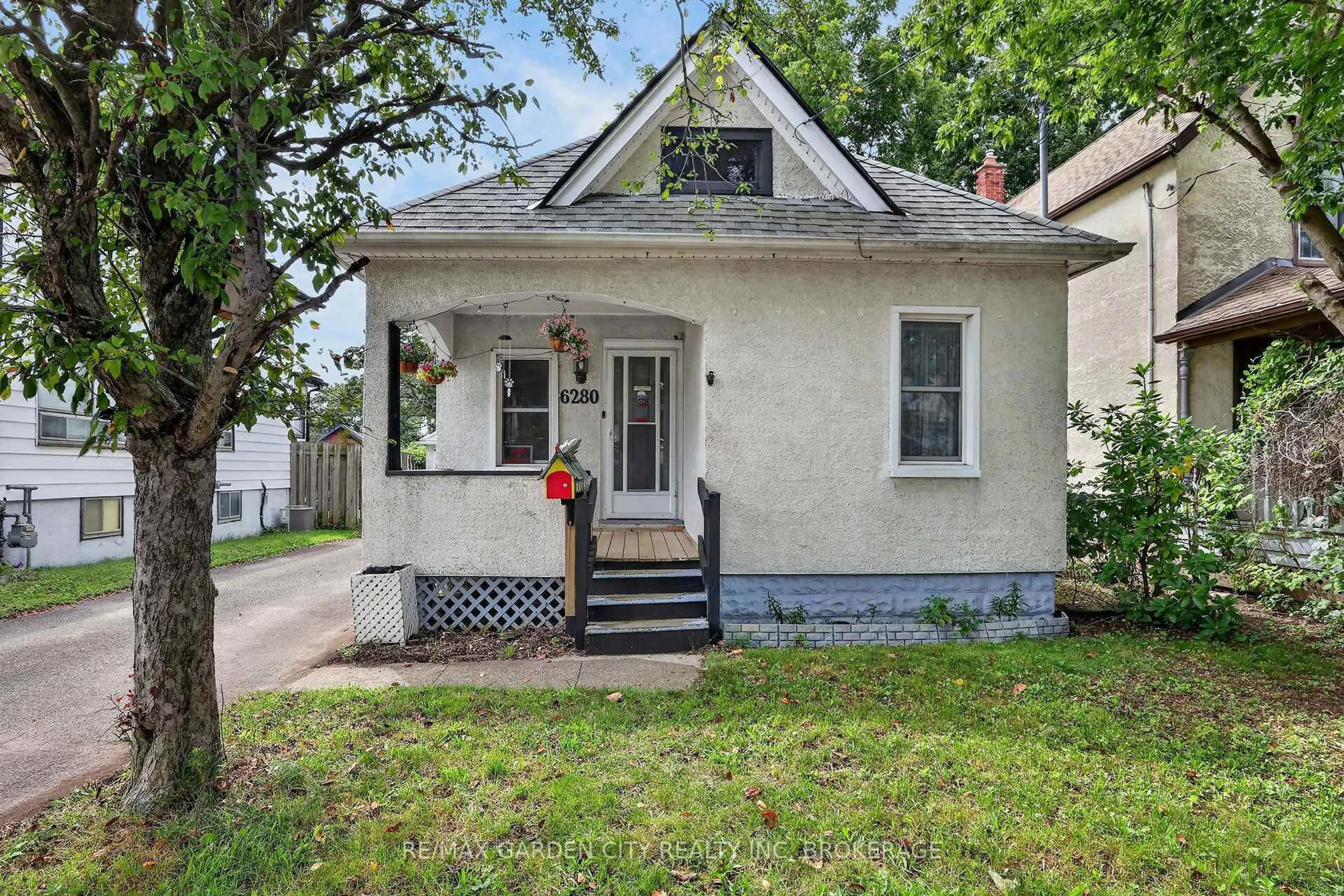 Home with vinyl exterior material, street for 6280 Taylor St, Niagara Falls Ontario L2G 2G1
