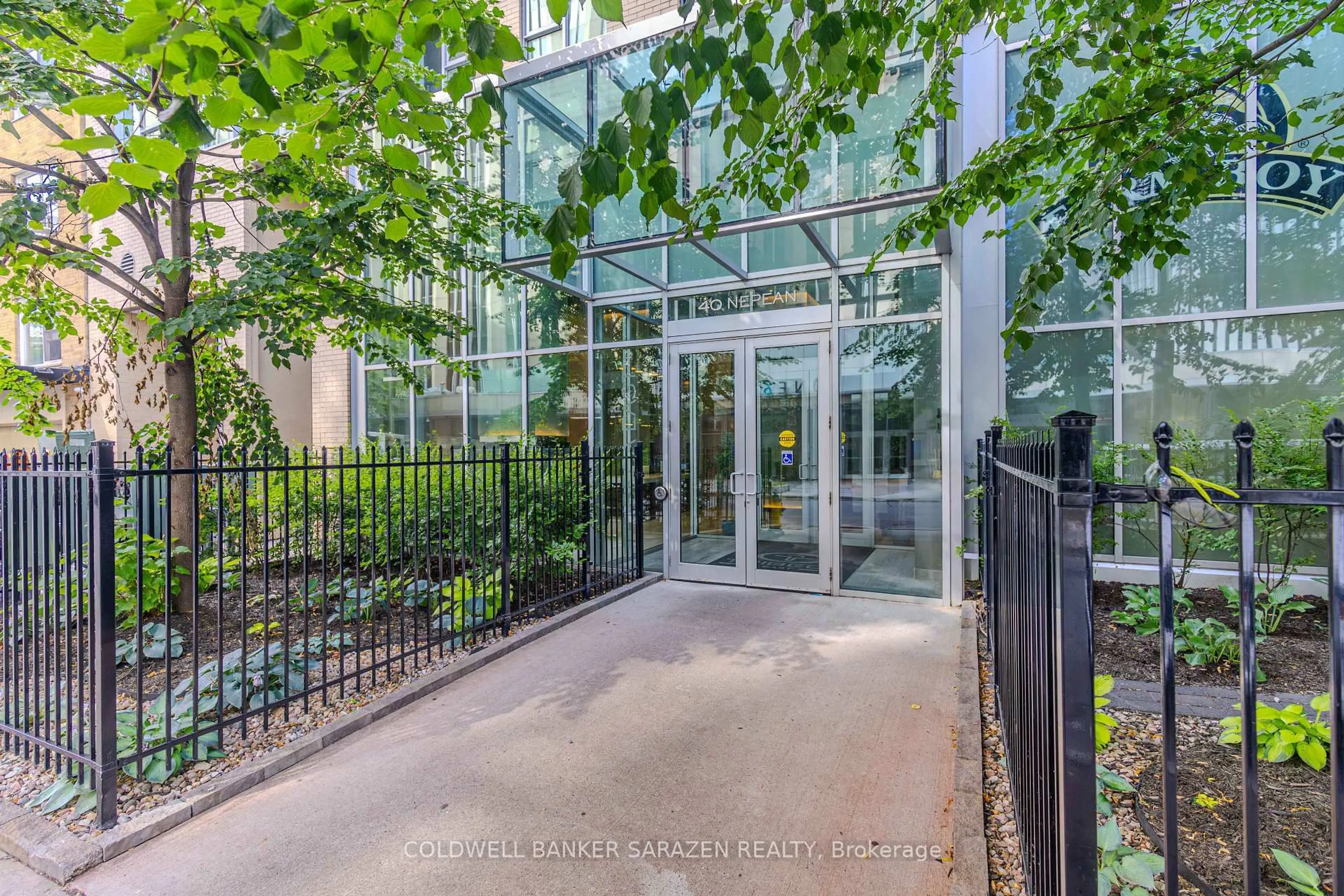 Indoor foyer for 40 Nepean St #1407, Ottawa Ontario K2P 0X5