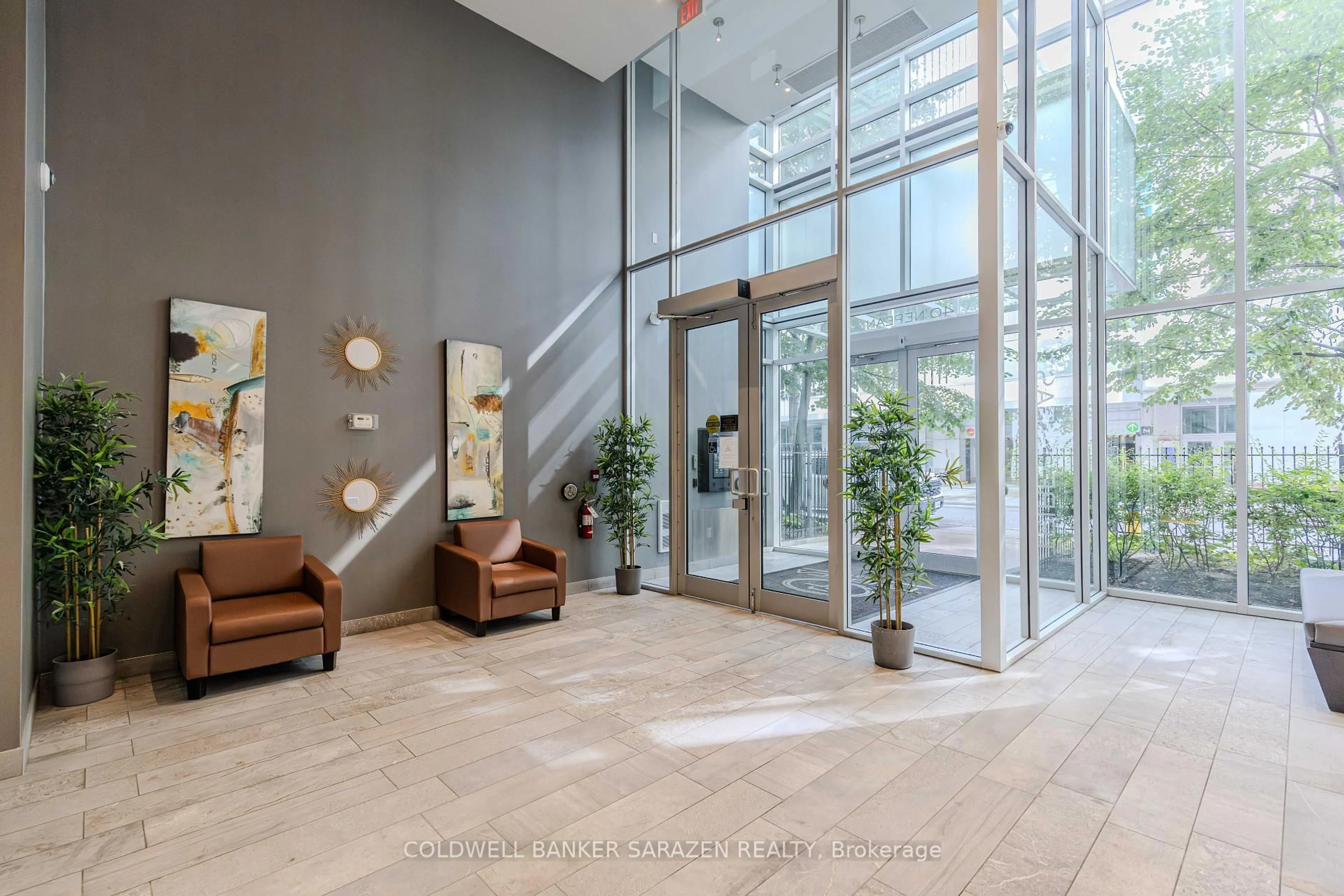 Indoor foyer for 40 Nepean St #1407, Ottawa Ontario K2P 0X5