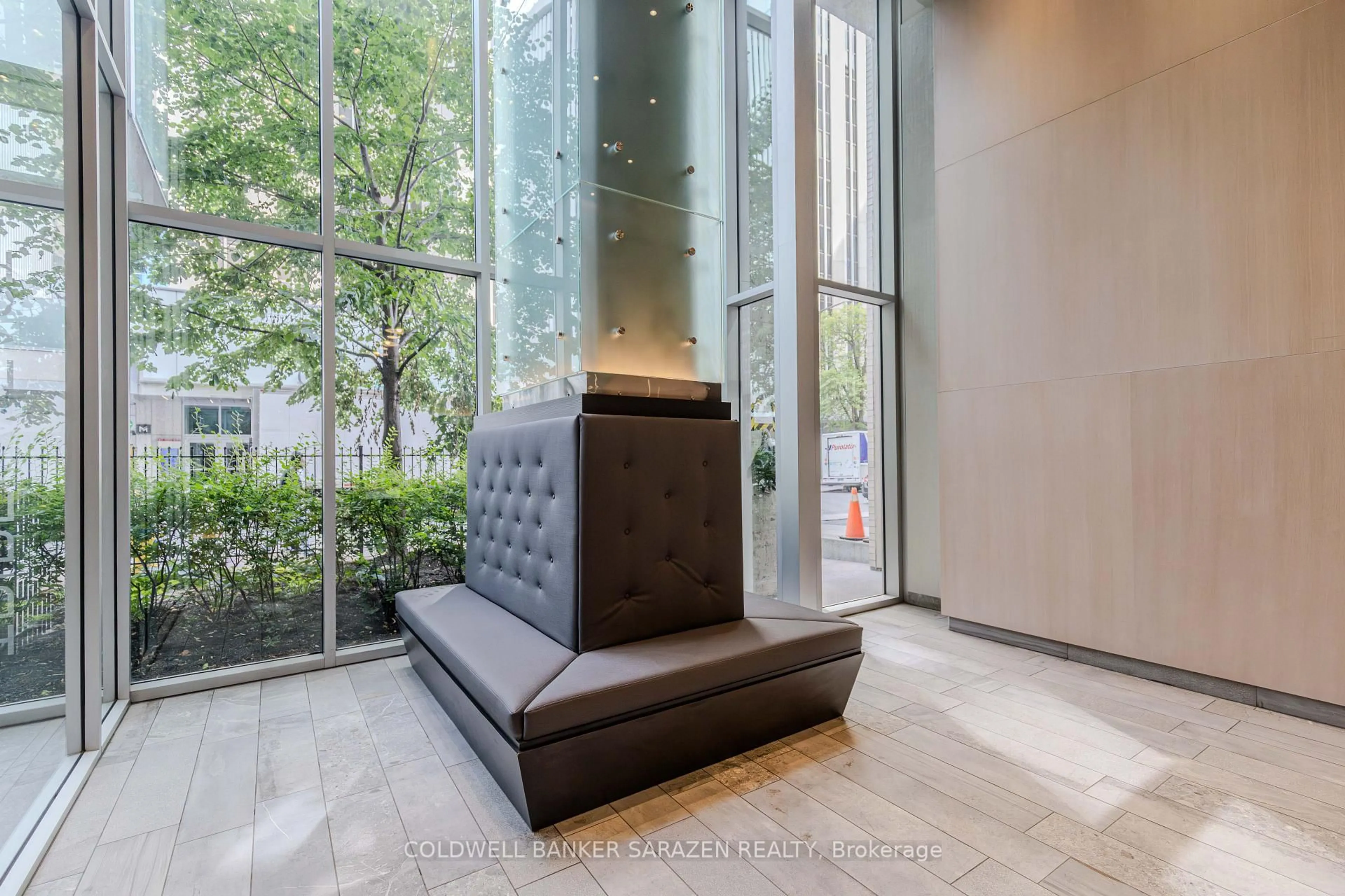 Indoor foyer for 40 Nepean St #1407, Ottawa Ontario K2P 0X5