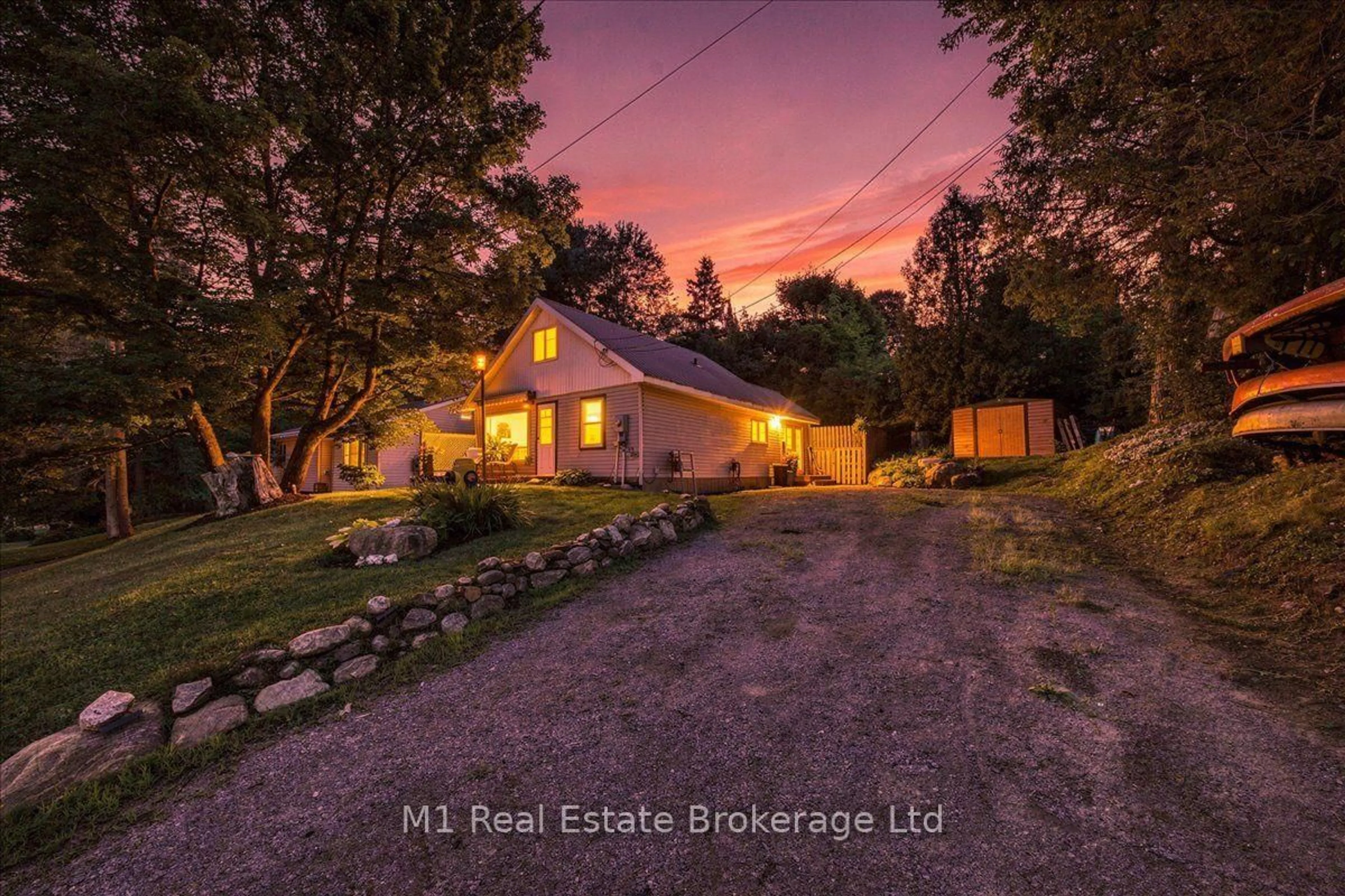 A pic from outside/outdoor area/front of a property/back of a property/a pic from drone, street for 18 Wilmott St, Huntsville Ontario P1H 1T9