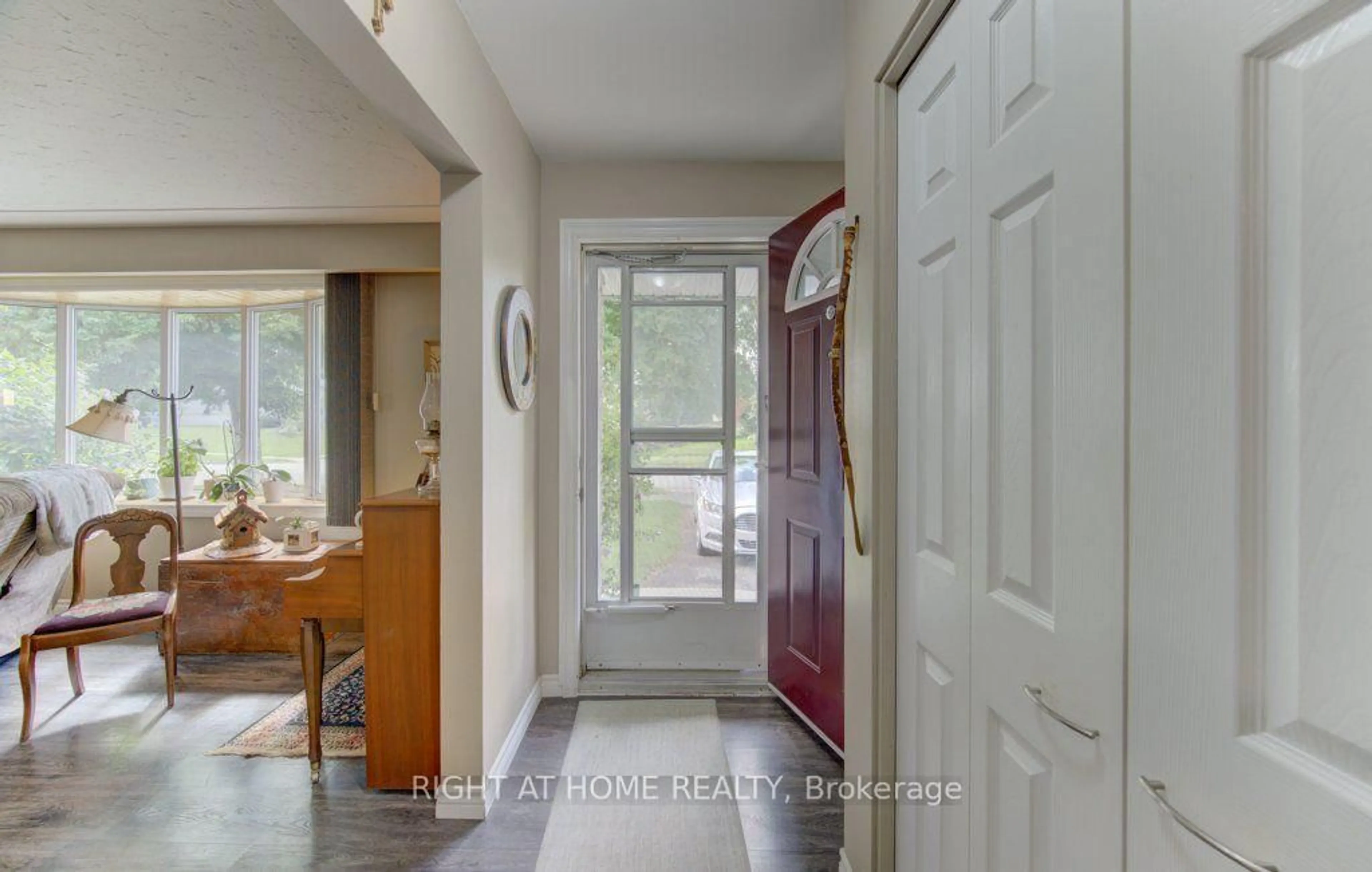 Indoor entryway for 204 Holborn Dr, Kitchener Ontario N2A 2E8