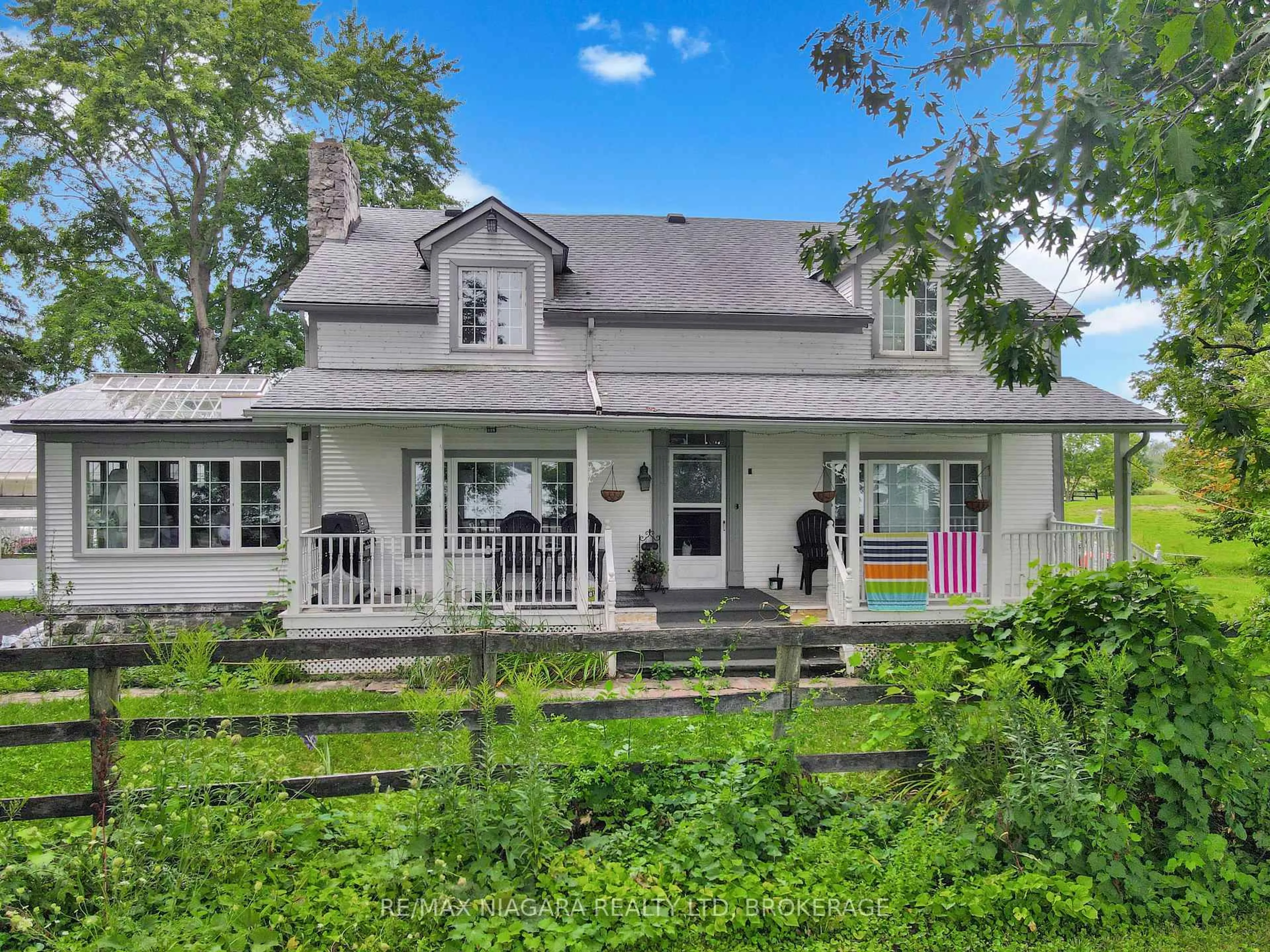 Home with vinyl exterior material, street for 13693 Niagara River Pkwy, Niagara Falls Ontario L2E 6S6