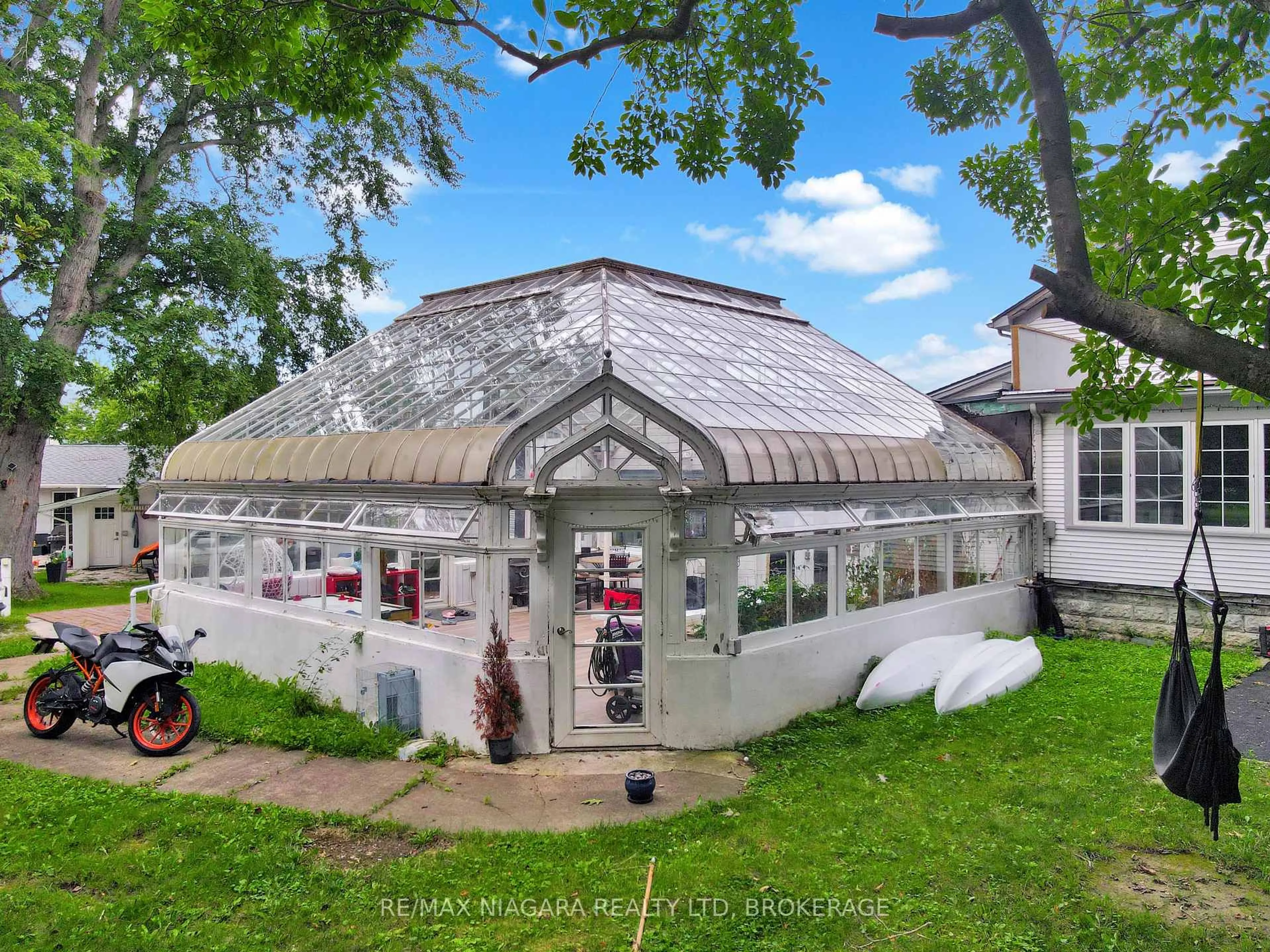 A pic from outside/outdoor area/front of a property/back of a property/a pic from drone, building for 13693 Niagara River Pkwy, Niagara Falls Ontario L2E 6S6