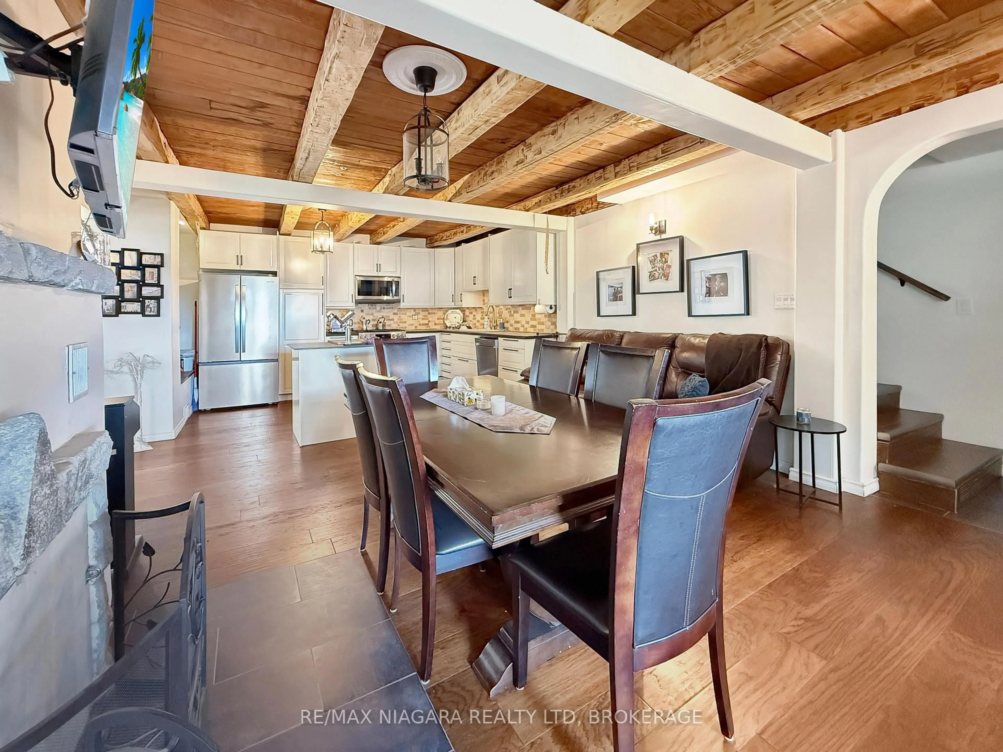 Dining room, wood/laminate floor for 13693 Niagara River Pkwy, Niagara Falls Ontario L2E 6S6