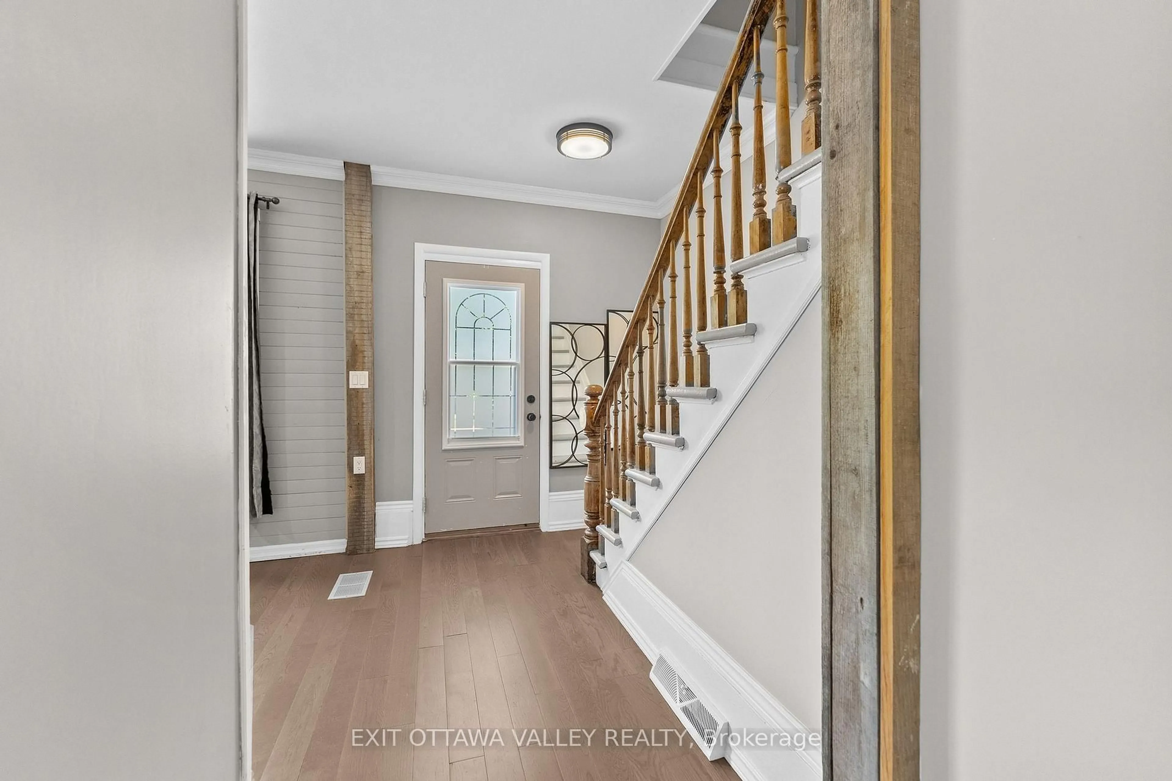 Indoor entryway for 180 Mary St, Pembroke Ontario K8A 5V6