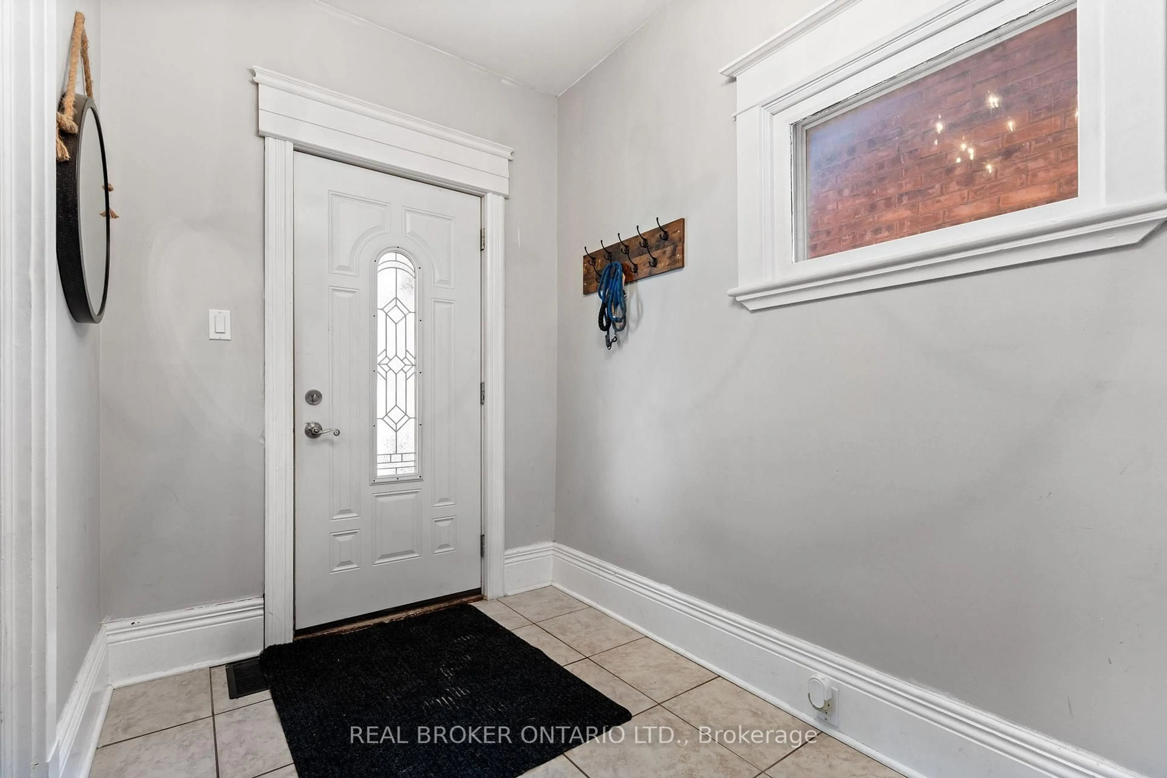 Indoor entryway for 30 DUNDAS St, Brantford Ontario N3R 1R9