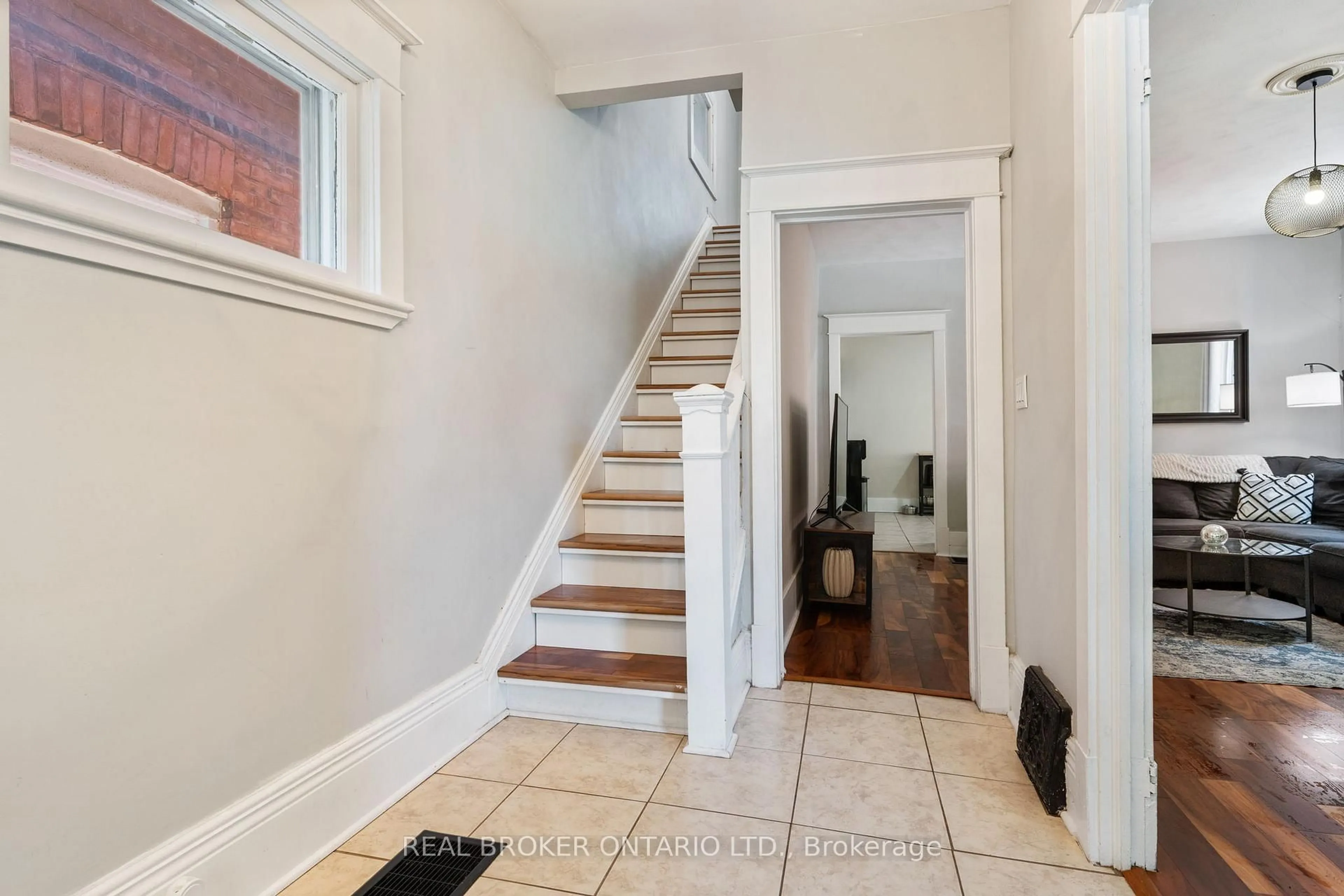 Indoor entryway for 30 DUNDAS St, Brantford Ontario N3R 1R9