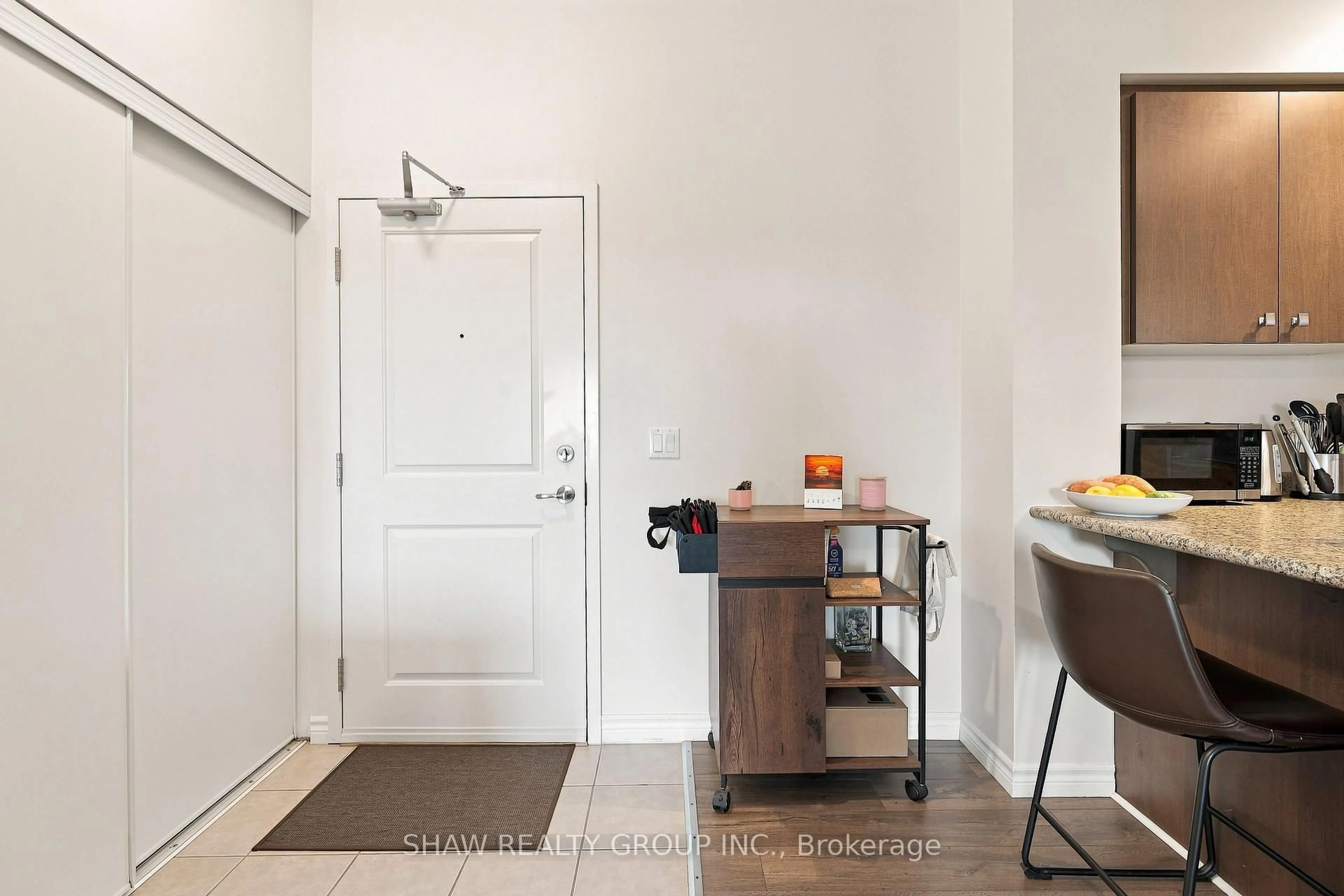 Indoor entryway for 1077 Gordon St #423, Guelph Ontario N1G 0E3