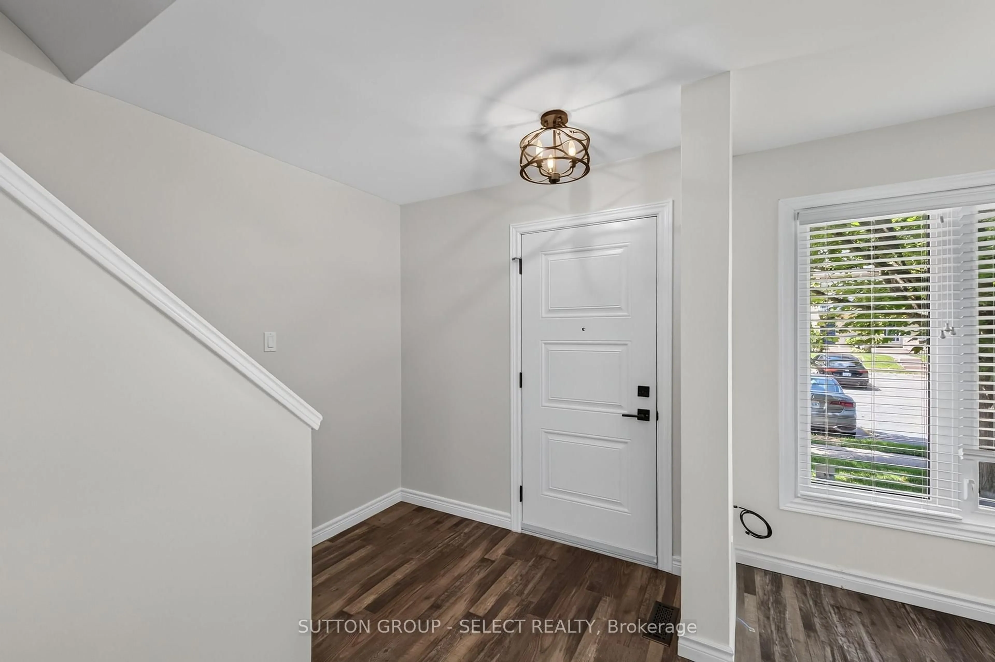 Indoor entryway for 925 Lawson Rd #8, London North Ontario N6G 4X3