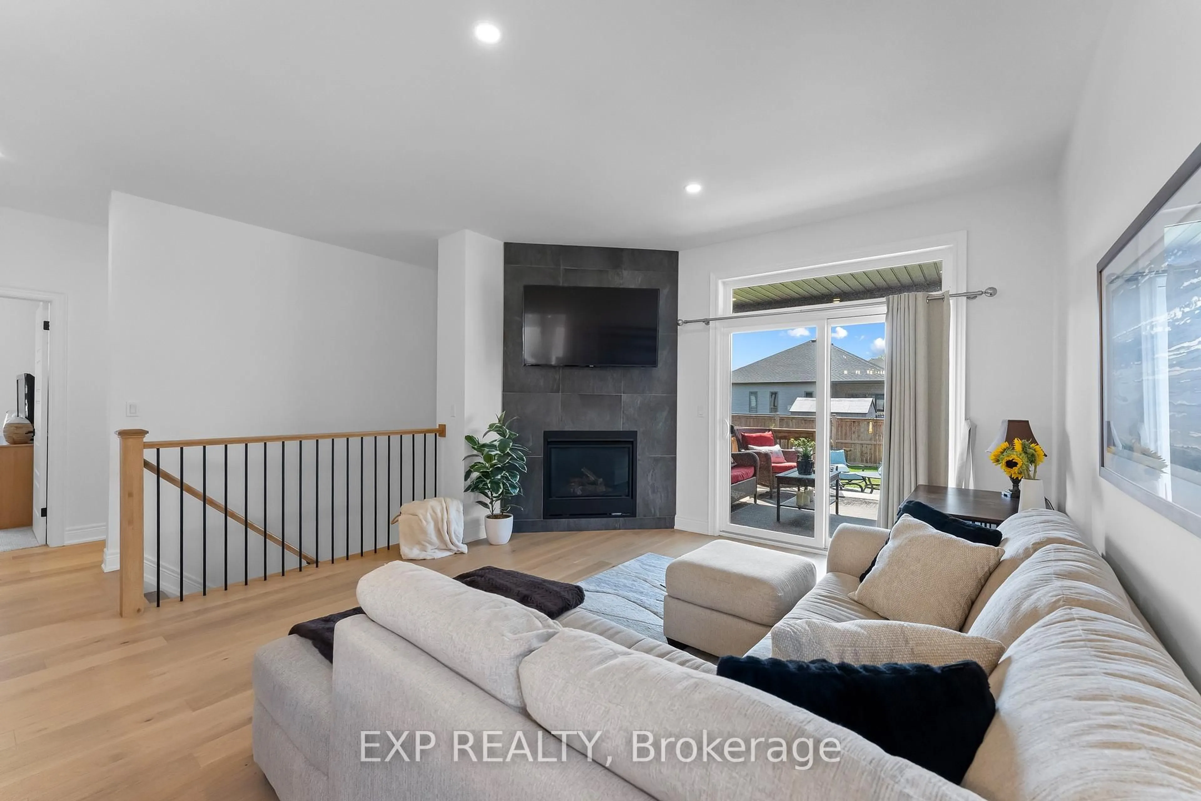 Living room with furniture, unknown for 747 Gaiser Rd, Welland Ontario L3C 0E4
