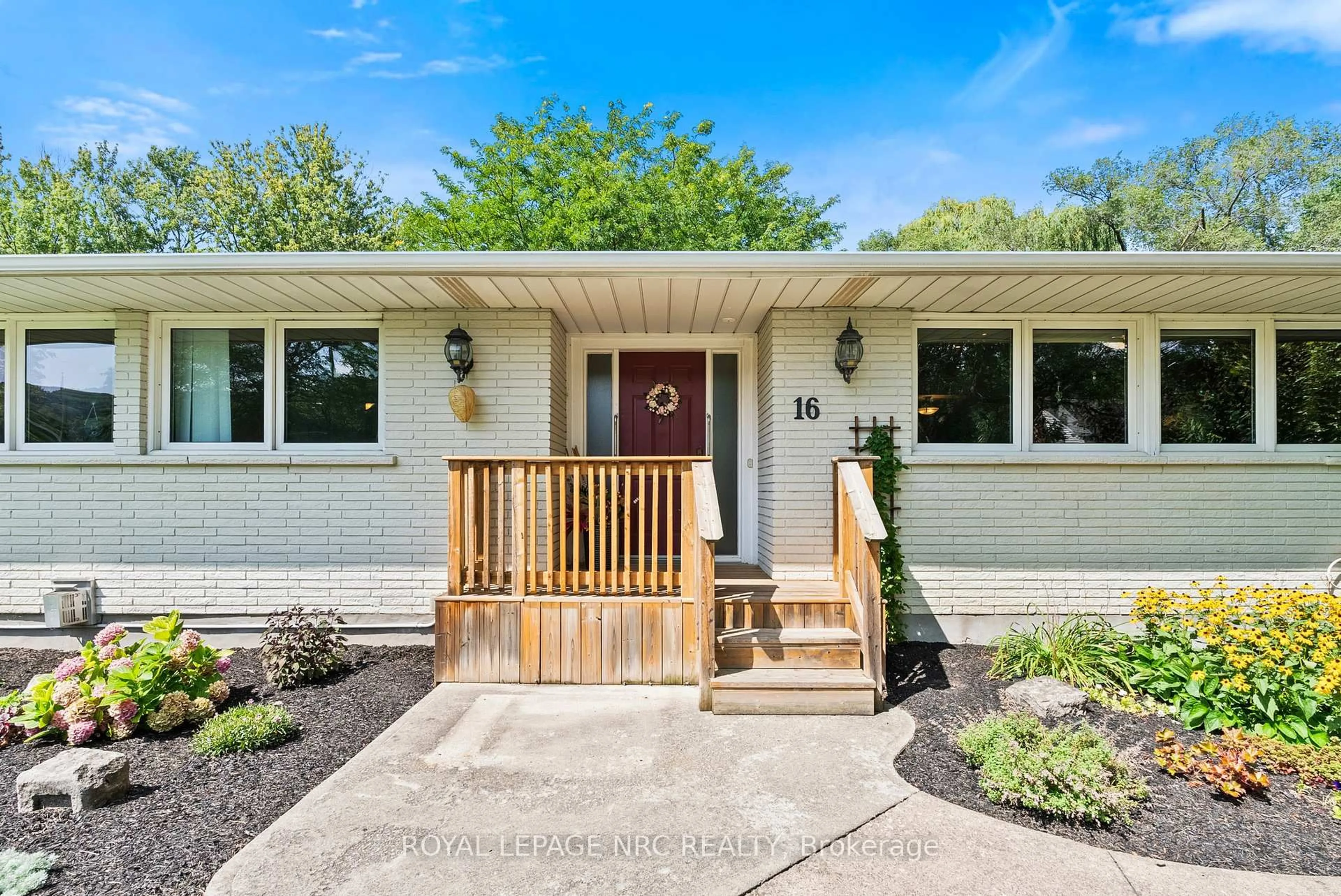 Home with vinyl exterior material, street for 16 DUMFRIES St, Niagara-on-the-Lake Ontario L0S 1L0